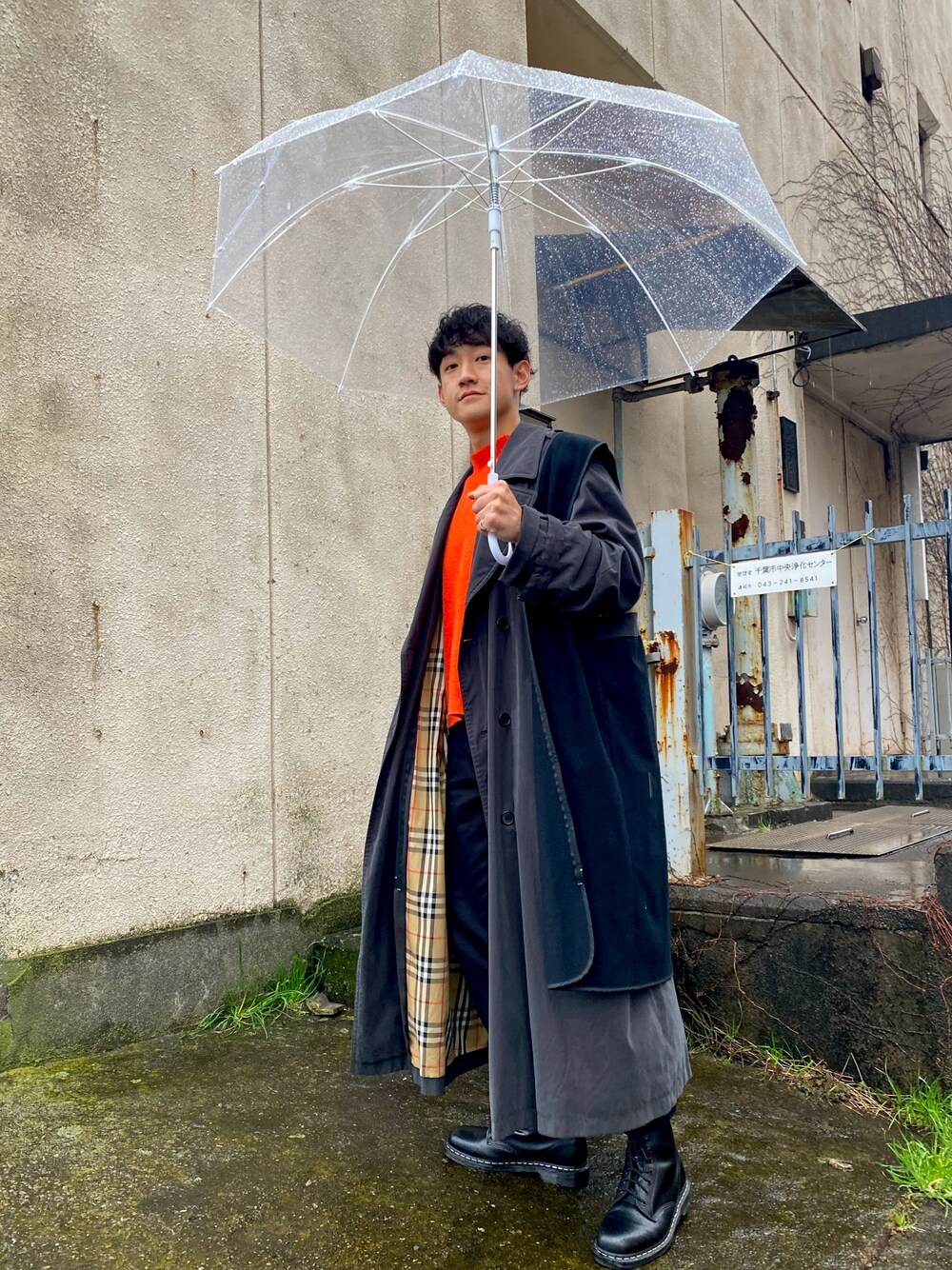 BURBERRYのトレンチコート（グレー系）を使ったメンズ人気ファッション