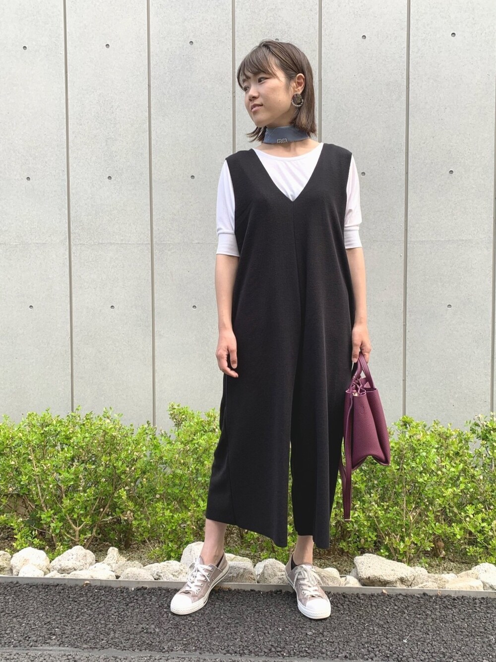 「スニーカー、ブラック、Factor=、リラックススタイル、シンプルコーデ、楽チンコーデ、春夏コーデ、白Tシャツ、オトナカジュアル、オトナ女子」｜「Factor=のFactor= Vネックオールインワン（つなぎ/オールインワン、ブラック系）」を使った、Nakamuraさん（レディース・156cm）の春コーディネートの1枚目の写真