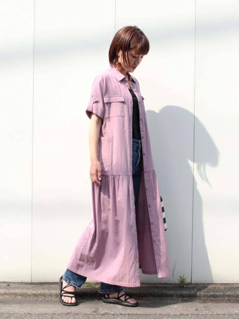 「カジュアル、サファリ、ロングシャツ、大人カジュアル、Factor=、パープル、ラベンダー、シャツワンピ、ロングワンピース、teva」｜「Factor=のFactor= サファリシャツワンピース（シャツワンピース、パープル系）」を使った、Nakamuraさん（レディース・156cm）の夏コーディネートの1枚目の写真