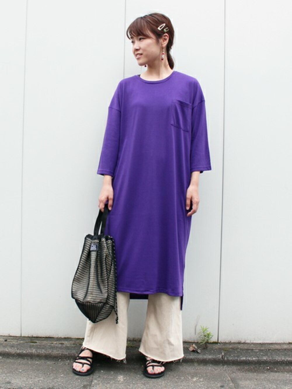 「Factor=、サンダル、パープル、ロングワンピース、ぱっちんピン、Tシャツワンピ、メッシュバッグ、teva、アイボリーパンツ、スタッフセンバツ」｜「Factor=のFactor= BIGシルエットロングワンピース（ワンピース、パープル系）」を使った、Nakamuraさん（レディース・156cm）の夏コーディネートの1枚目の写真