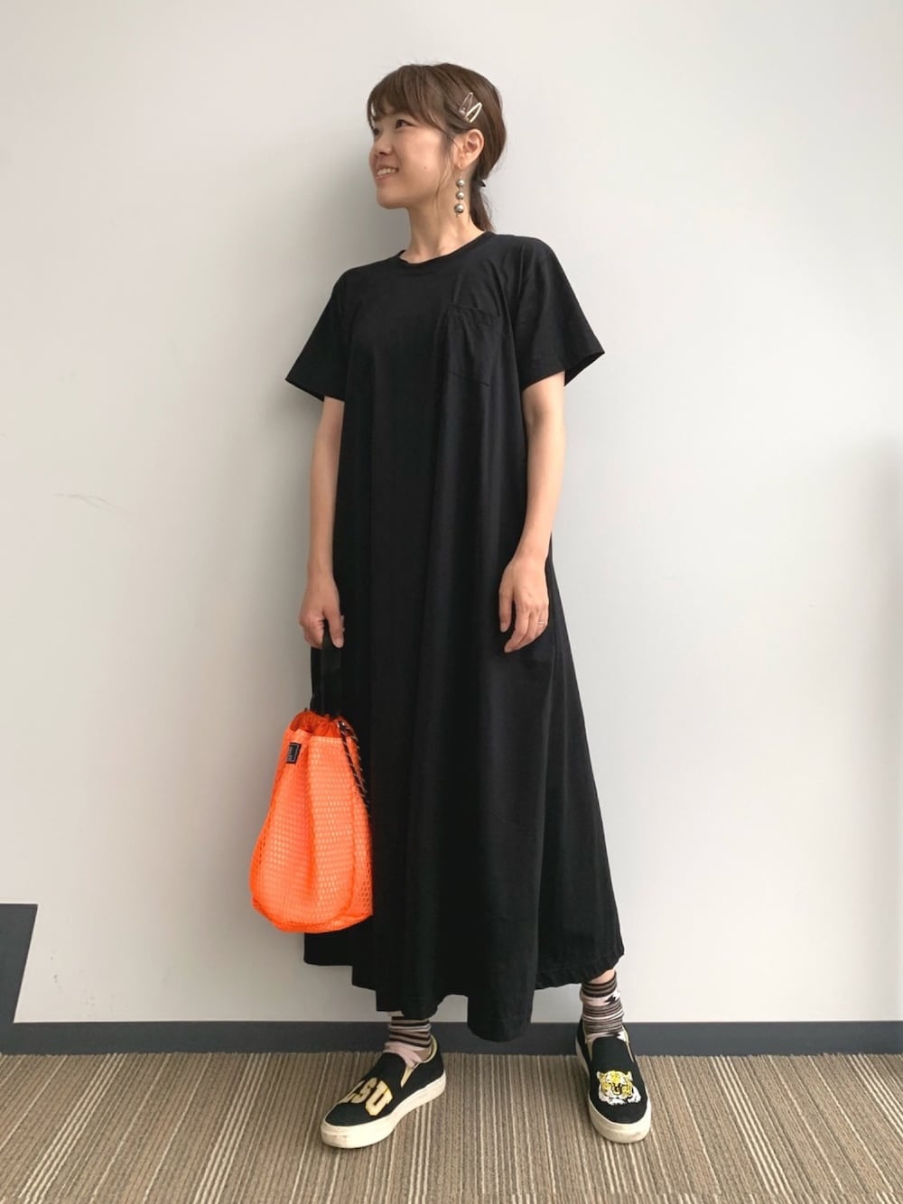 「ワンピース、ブラックコーデ、大人カジュアル、Factor=、Tシャツワンピ、ママコーデ、ラクチンコーデ、メッシュバッグ、Aラインワンピース、夏だ！Tシャツ着よう！」｜「Factor=のFactor= シルケット天竺AラインフレアTワンピ（ワンピース、ブラック系）」を使った、Nakamuraさん（レディース・155cm）の夏コーディネートの1枚目の写真