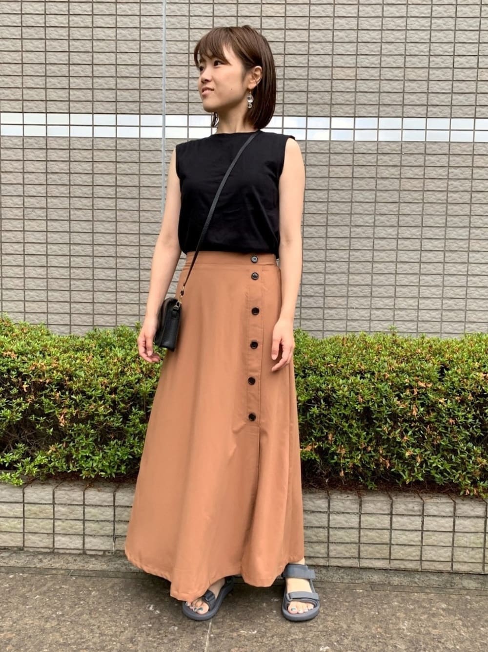 「大人カジュアル、休日スタイル、サンダル、夏コーデ、ノースリーブ、ママコーデ、ボタンスカート、キャメルスカート、AULI、スタッフセンバツ」｜「AULIの前釦トラペーズスカート（スカート、イエロー系）」を使った、Nakamuraさん（レディース・155cm）の夏コーディネートの1枚目の写真
