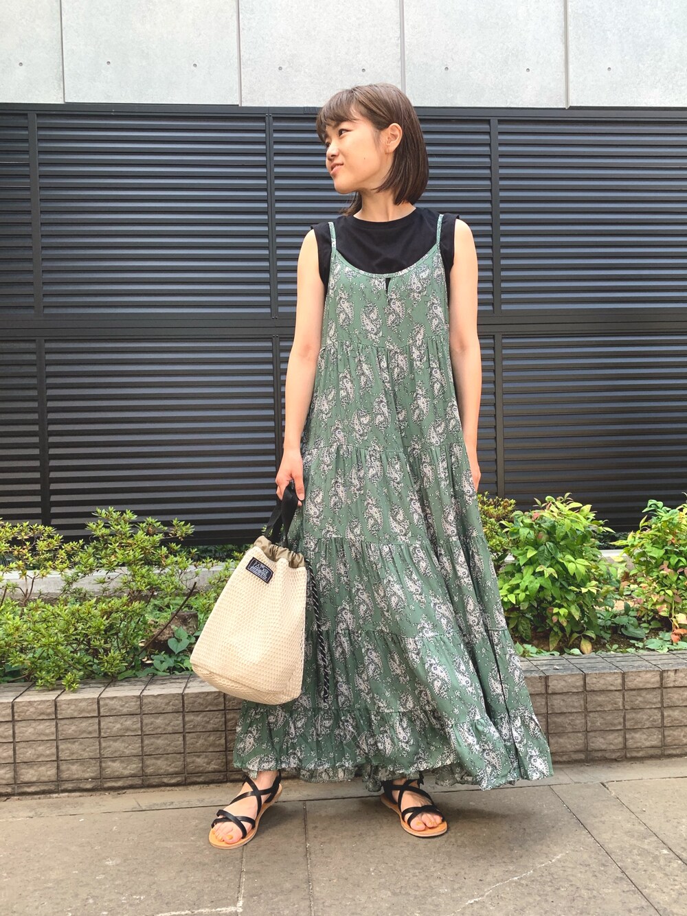 「大人カジュアル、Factor=、休日スタイル、巾着バッグ、シンプルコーデ、柄ワンピース、マキシ丈ワンピース、ママコーデ、オトナカジュアル、オトナ女子」｜「Factor=の総柄マキシワンピース（ワンピース、グリーン系）」を使った、Nakamuraさん（レディース・156cm）の夏コーディネートの1枚目の写真