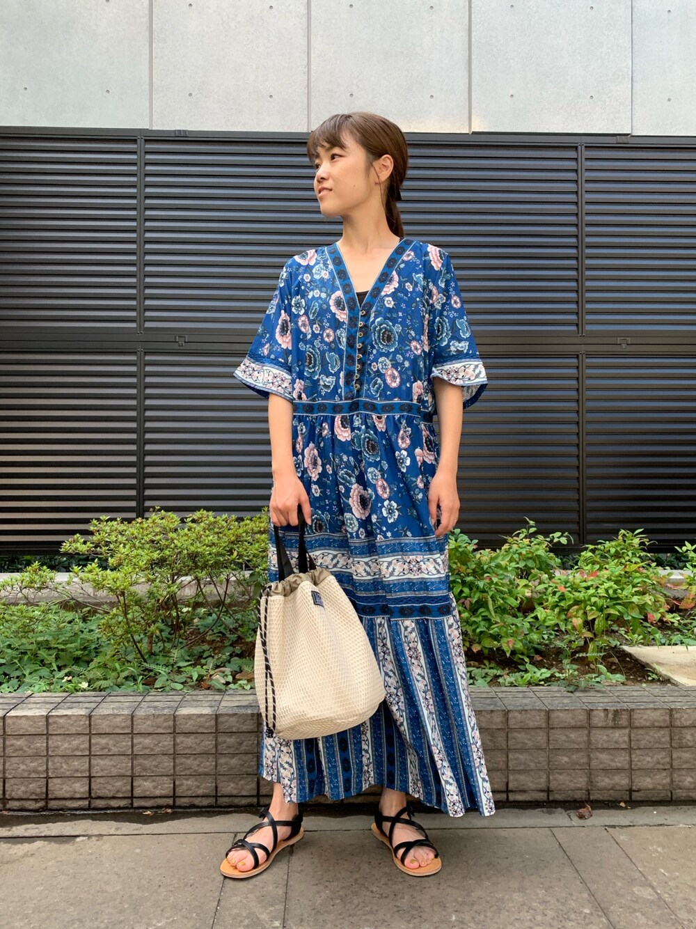 「ブルー、アンティーク、Factor=、サンダル、柄ワンピース、楽チンコーデ、夏コーデ、マキシ丈ワンピース、ママコーデ、古着風」｜「Factor=のアンティーク風ロングワンピース（ワンピース、ブルー系）」を使った、Nakamuraさん（レディース・156cm）の夏コーディネートの1枚目の写真