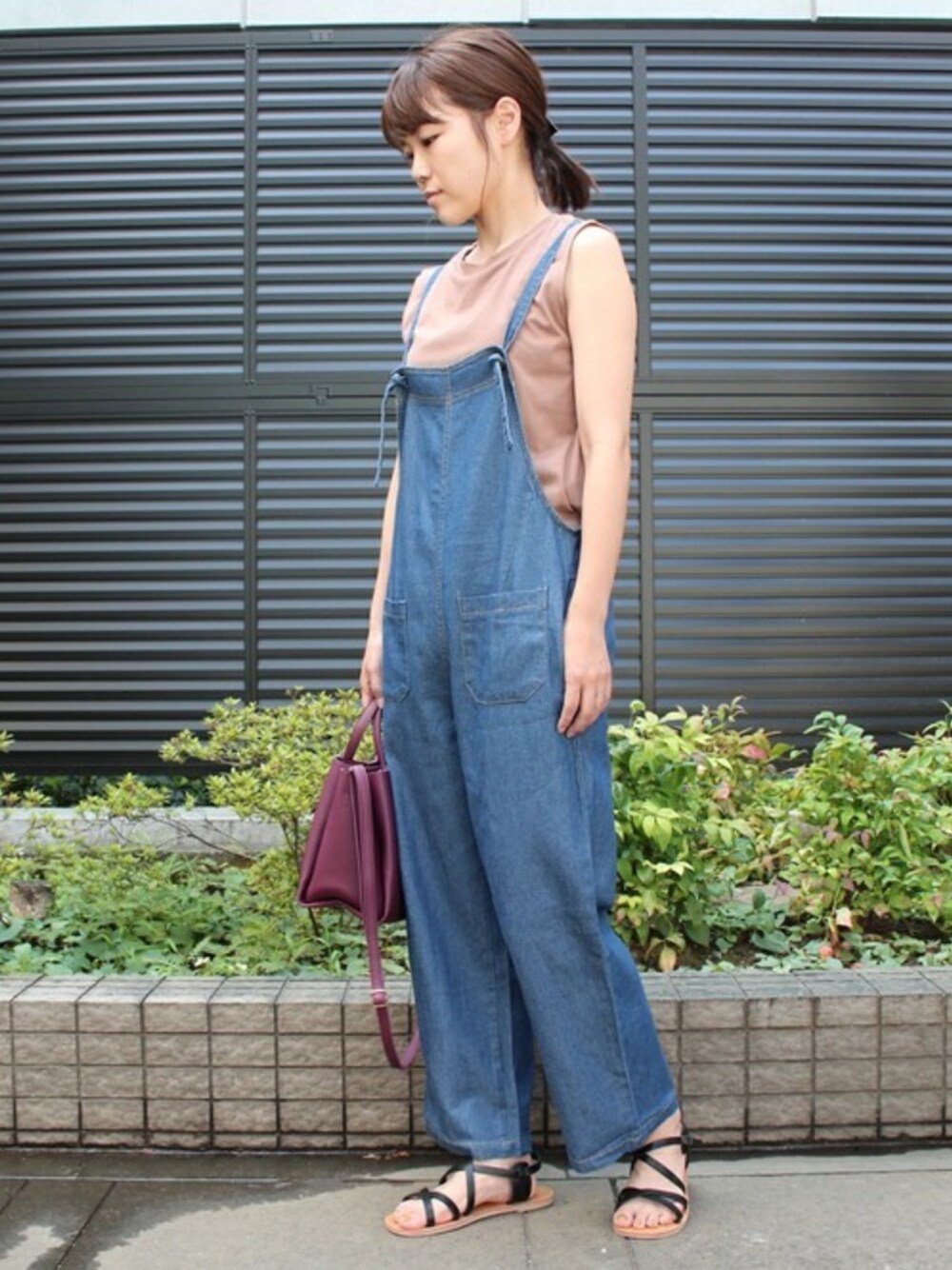 「サロペット、大人カジュアル、Factor=、シンプルコーデ、プチプラコーデ、楽チンコーデ、夏コーデ、カジュアルコーデ、ママコーデ、デニムサロペット」｜「Factor=のテーパードデニムサロペット（サロペット/オーバーオール、ブルー系）」を使った、Nakamuraさん（レディース・156cm）の夏コーディネートの1枚目の写真