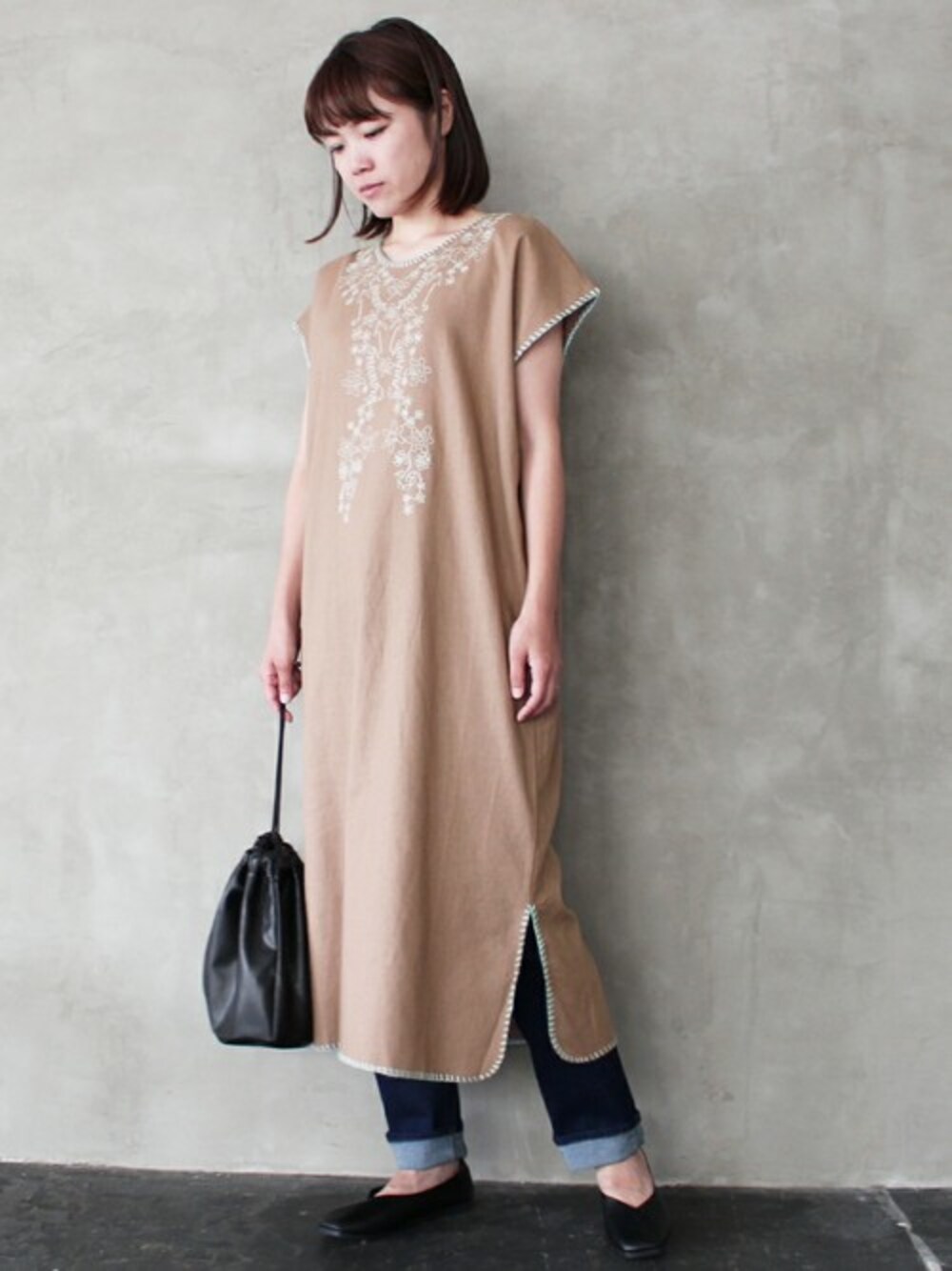 「レイヤードスタイル、Factor=、インディゴデニム、ロングワンピース、刺繍ワンピース、メキシカン、モカ、スリムテーパード、おしゃれさんと繋がりたい、デニムレイヤード」｜「Factor=のFactor= メキシカン刺繍ワンピース（ワンピース、ブラウン系）」を使った、Nakamuraさん（レディース・156cm）の秋コーディネートの1枚目の写真