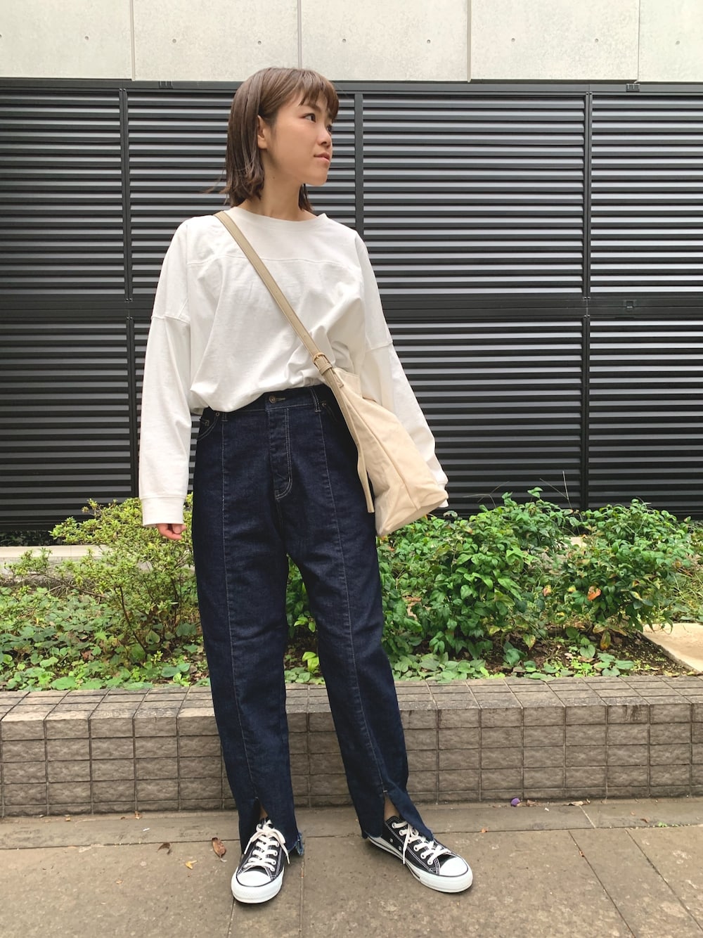 「Factor=、インディゴデニム、シンプルコーデ、キャンバストート、カジュアルコーデ、フットボールTシャツ、ラクチンコーデ、ママファッション、白ロンT、やっぱりストリートが好き」｜「Factor=のFactor= フロントスリットデニムパンツ（デニムパンツ、ブルー系）」を使った、Nakamuraさん（レディース・156cm）の秋コーディネートの1枚目の写真