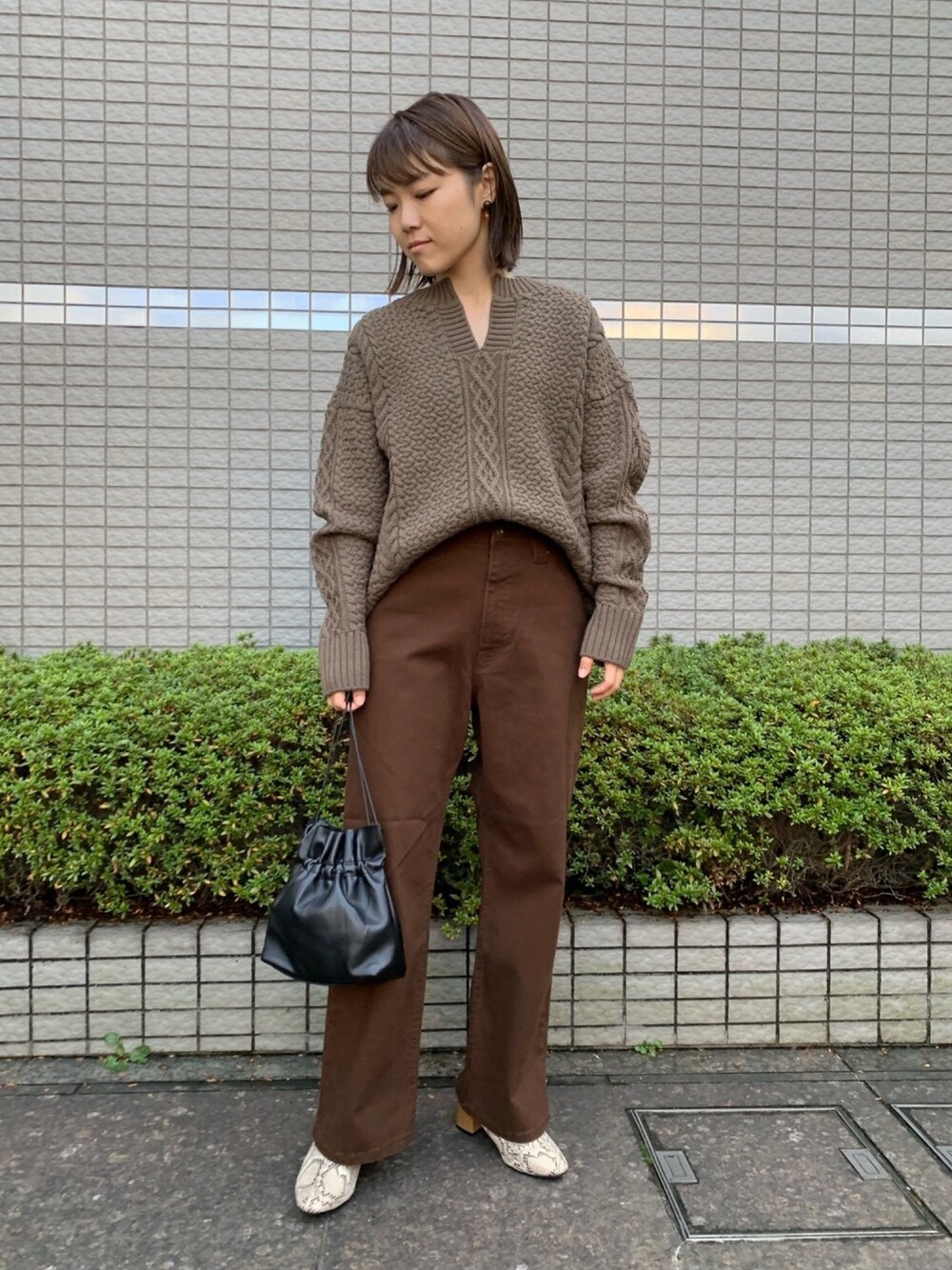 「大人カジュアル、Factor=、ストレッチパンツ、ブラウン、アランニット、パンツスタイル、ブラウンコーデ、今日のコーデ、秋コーデ、AULI」｜「Factor=のFactor= ツイルスタンダードパンツ（その他パンツ、ブラウン系）」を使った、Nakamuraさん（レディース・156cm）の秋コーディネートの1枚目の写真