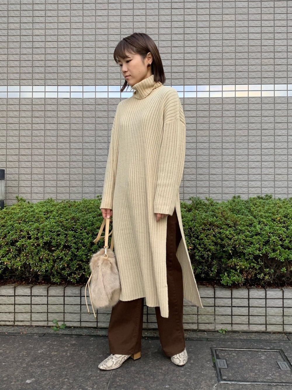 「ワントーンコーデ、ニットワンピース、レイヤードスタイル、大人カジュアル、Factor=、パンツスタイル、ブラウンコーデ、AULI、オトナ女子、カフェオレコーデ」｜「AULIのAULI サイドスリットリブニットワンピース（ワンピース、ベージュ系）」を使った、Nakamuraさん（レディース・156cm）の秋コーディネートの1枚目の写真
