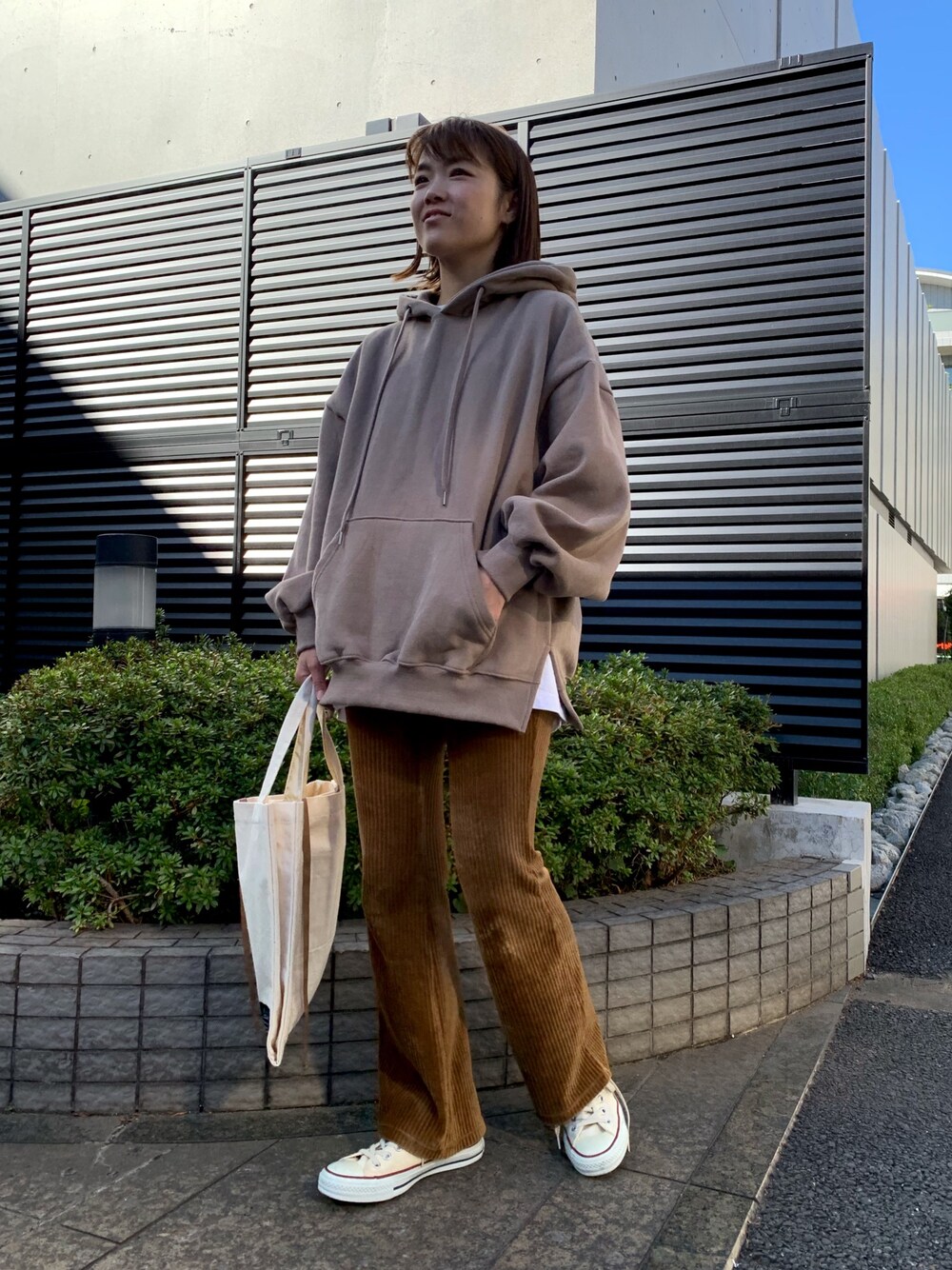 「スウェット、カジュアル、ベージュ、パーカー、大人カジュアル、コーデュロイパンツ、Factor=、ベージュコーデ、フーディー、白Tチラ見せ」｜「Factor=の３ROOMトート（トートバッグ、ホワイト系）」を使った、Nakamuraさん（レディース・156cm）の秋コーディネートの1枚目の写真