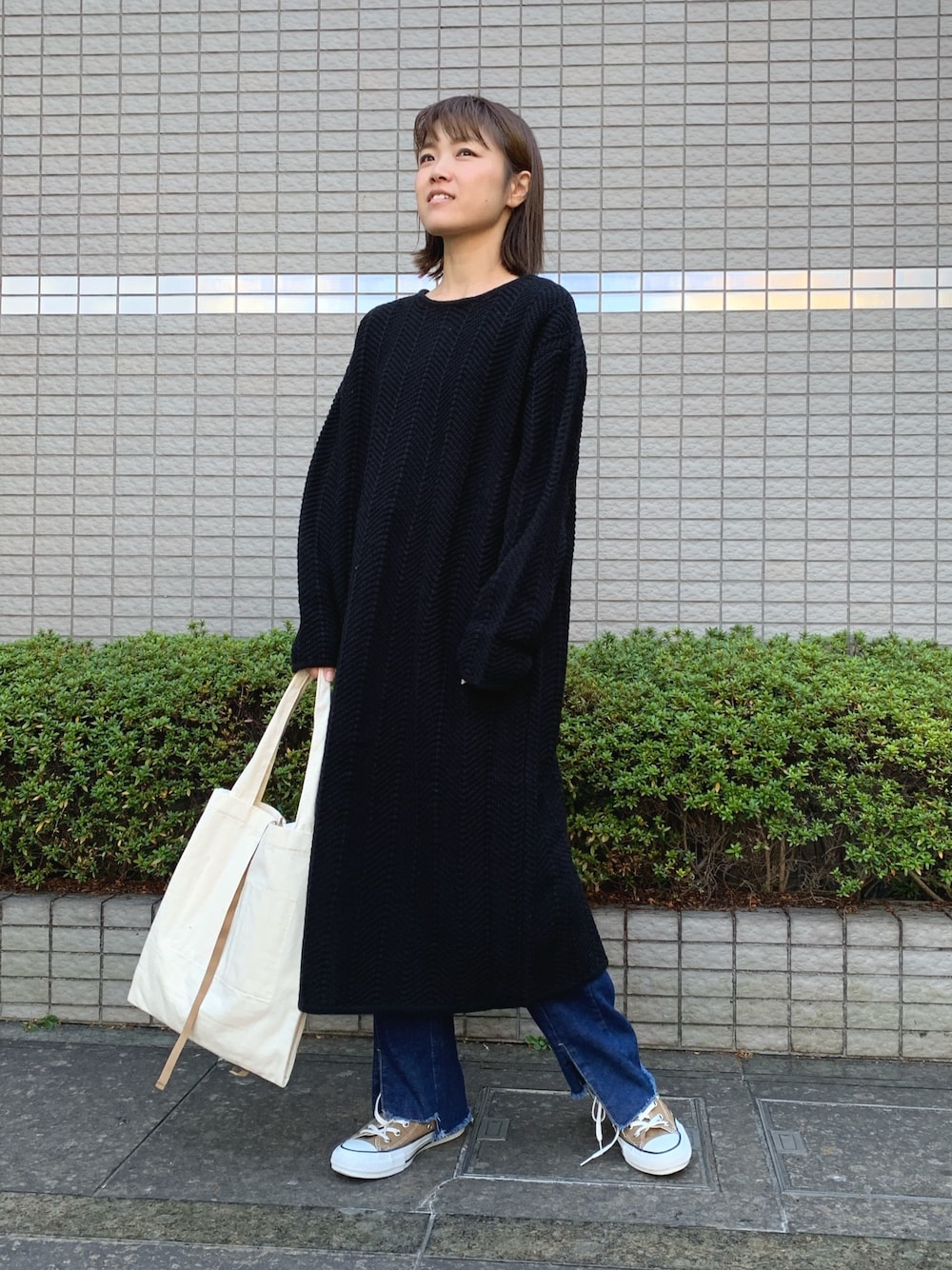 「カジュアル、シンプル、レイヤードスタイル、大人カジュアル、Factor=、デニムパンツ、ロングワンピース、キャンバストート、ブラックニット、スリットデニム」｜「Factor=の３ROOMトート（トートバッグ、ホワイト系）」を使った、Nakamuraさん（レディース・156cm）の秋コーディネートの1枚目の写真