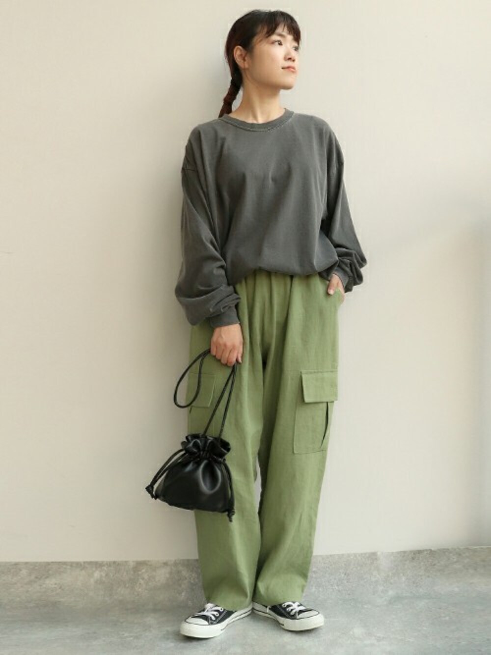 「ブラック、グリーン、Tシャツ、ロンT、カーキ、Factor=、カーゴパンツ、バックプリント、リネンパンツ、古着風」｜「Factor=のリネンカーゴパンツ（その他パンツ、グリーン系）」を使った、Nakamuraさん（レディース・156cm）の秋コーディネートの1枚目の写真