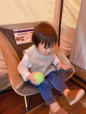 「Moujonjon（ムージョンジョン）のアイテム（デニムパンツ）」を使った、ぺこ米さん（キッズ・80cm）の冬コーディネート