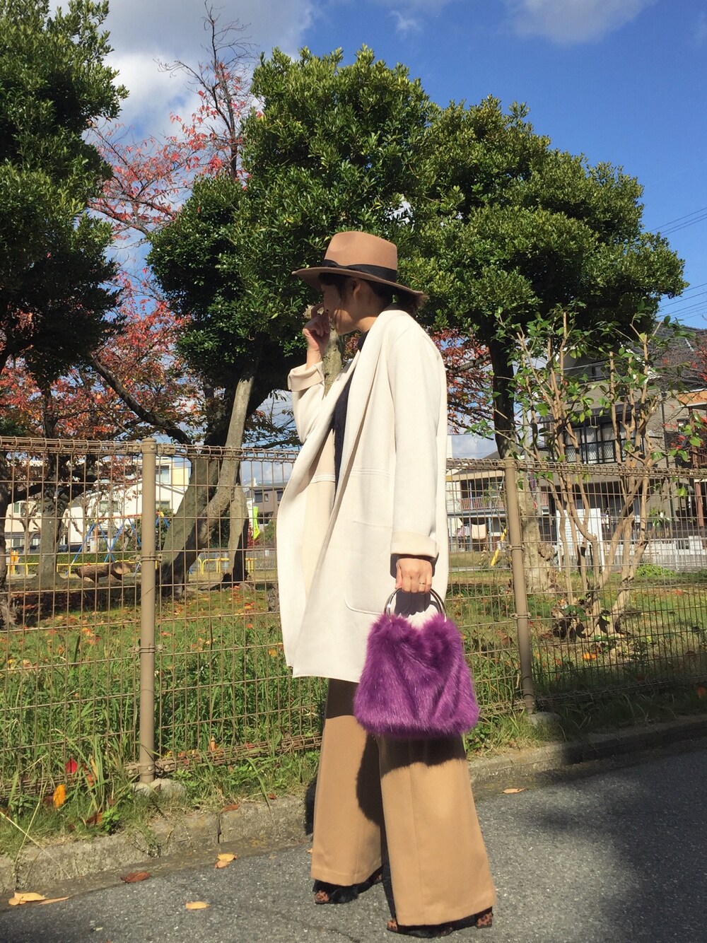 「パープル、ファー小物、ハット、ワイドパンツ、キレイめ」｜「ZARAのアイテム（ジャケット/アウター、ベージュ系）」を使った、kaorinnさん（レディース・158cm）の冬コーディネートの1枚目の写真