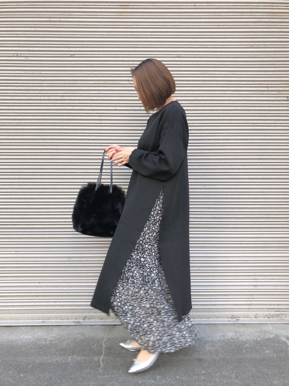 「スリット、スリットワンピース、ニットワンピース、バレエシューズ、レイヤードスタイル、花柄スカート」｜「SUGAR BISKETのアイテム（ワンピース、ブラック系）」を使った、kaorinnさん（レディース・158cm）の秋コーディネートの1枚目の写真