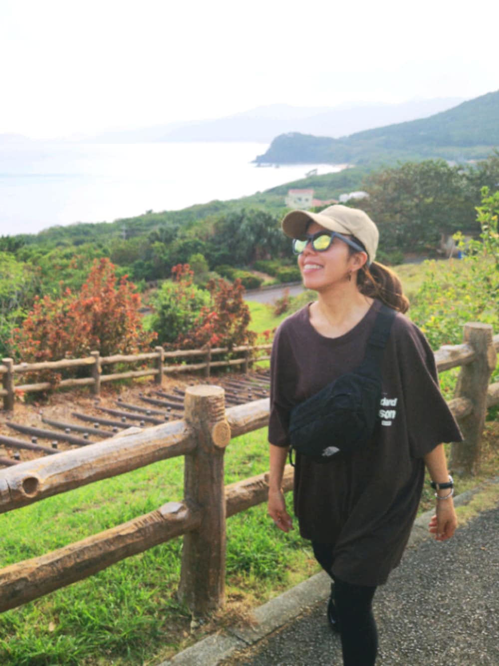 ブラック系のボディバッグ/ウエストポーチ、ブラック系のスニーカーを着用したレディースの秋コーディネートの1枚目の写真