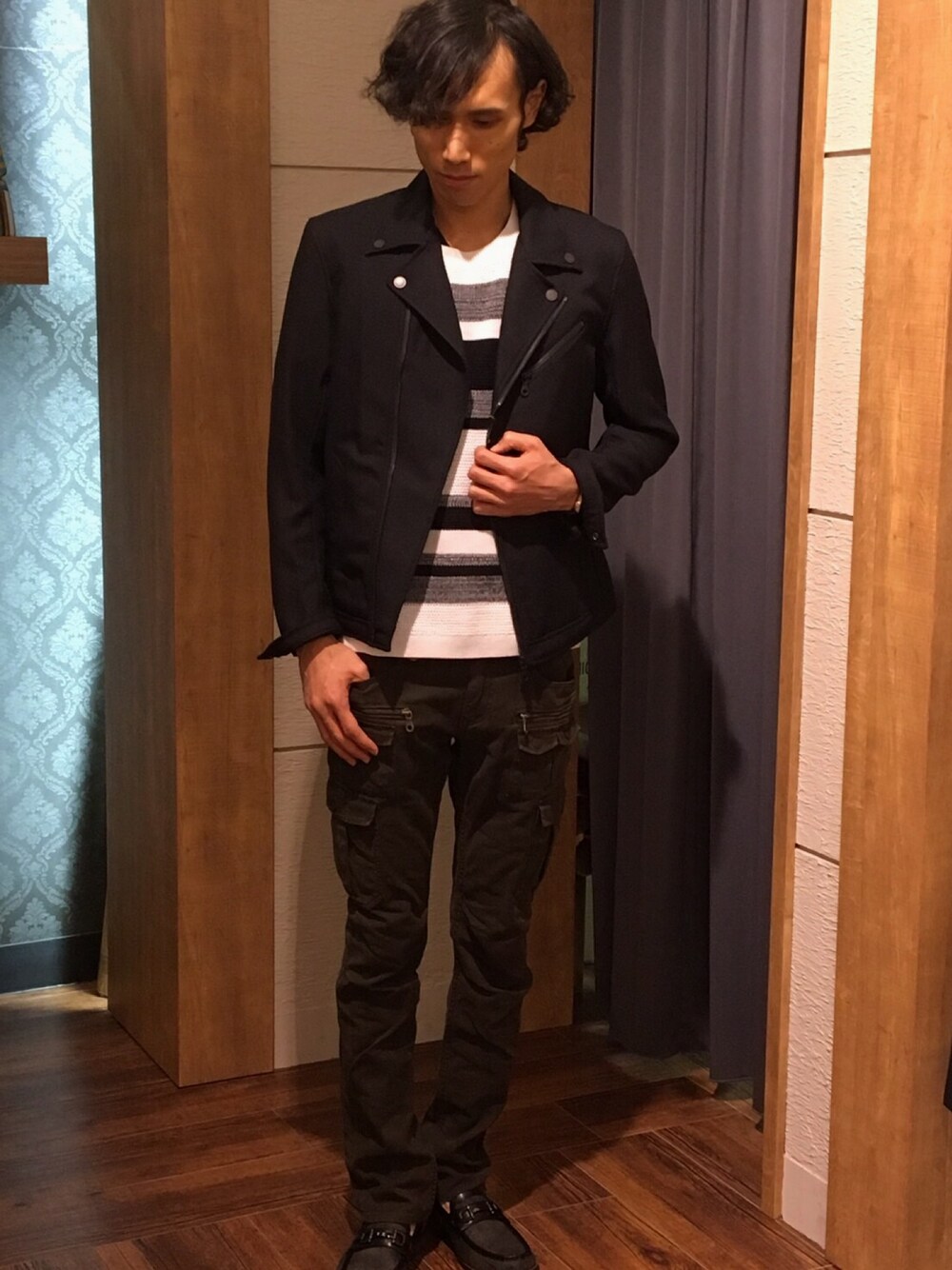 グリーン系のカーゴパンツ、その他のニット/セーター、ブラック系のジャケット/アウターを着用したメンズの春コーディネートの1枚目の写真