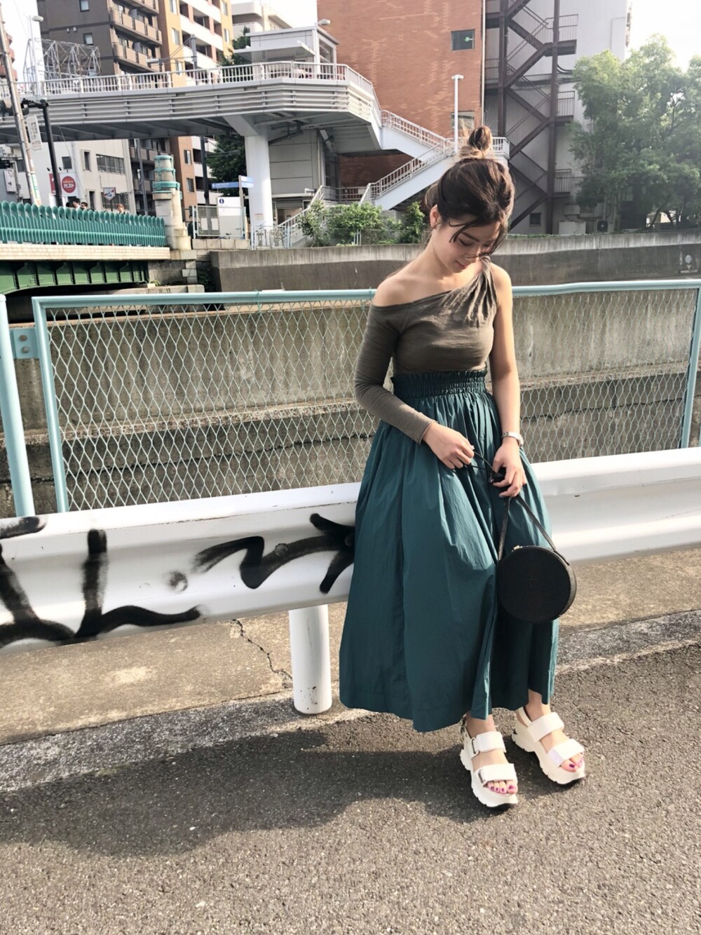 グリーン系のTシャツ/カットソー、グリーン系のスカートを着用したレディースの夏コーディネートの1枚目の写真