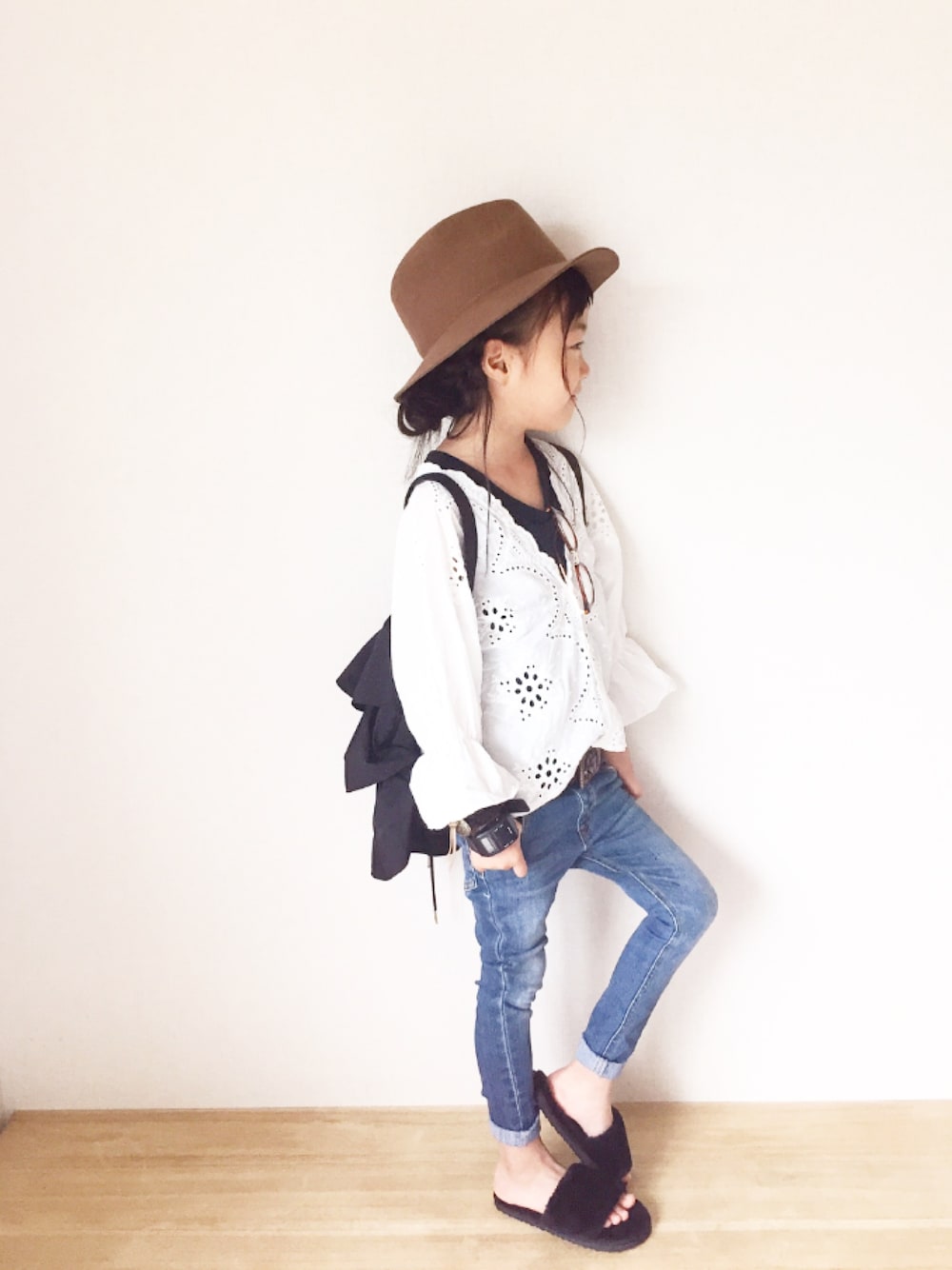 「キッズコーデ、kids、シンプル、おんなのこコーデ、デニムパンツ、秋のコーデ、ハット、ファーサンダル」｜「GLOBAL WORKの【キッズ】ウールフェルトナカオレHAT/763879（ハット、ブラウン系）」を使った、miyuuu.さん（キッズ・110cm）の夏コーディネートの1枚目の写真