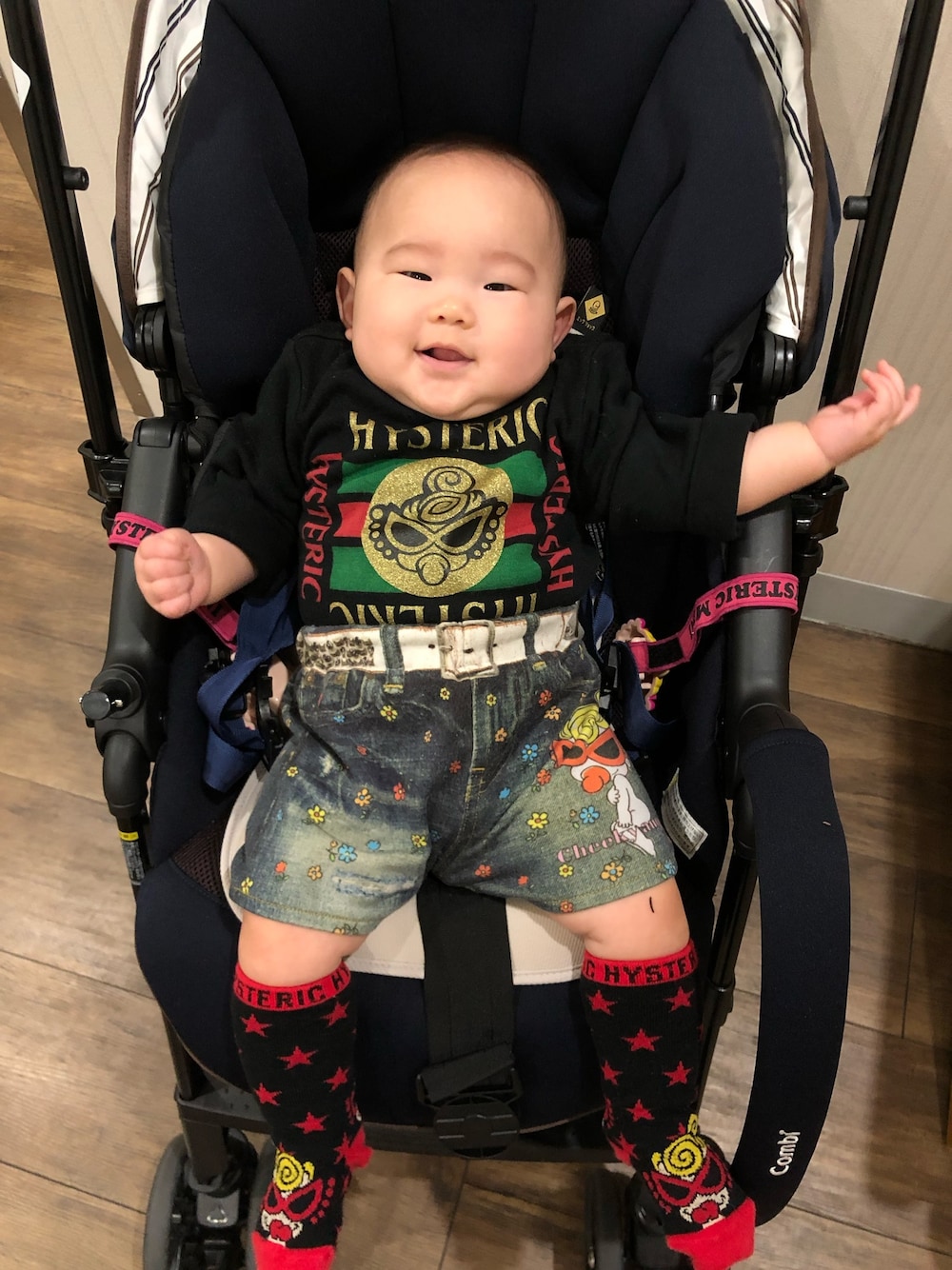 ブルー系のその他パンツ、ブラック系のロンパース、ブラック系のソックス/靴下を着用したキッズの秋コーディネートの1枚目の写真