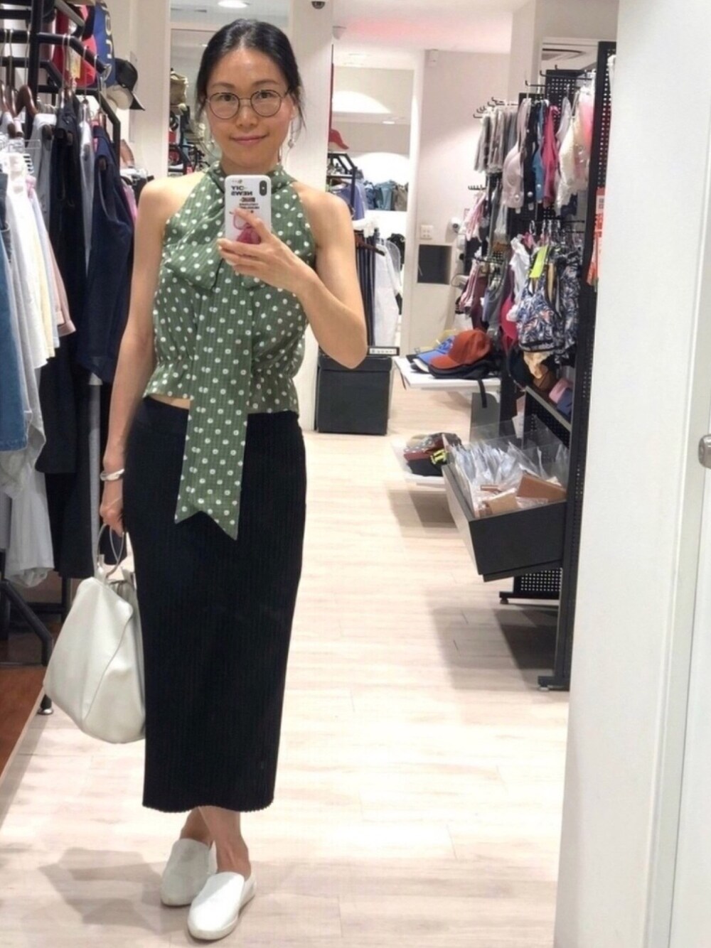 グリーン系のシャツ/ブラウス、ブラック系のスカート、ベージュ系のトートバッグを着用したレディースの夏コーディネートの1枚目の写真