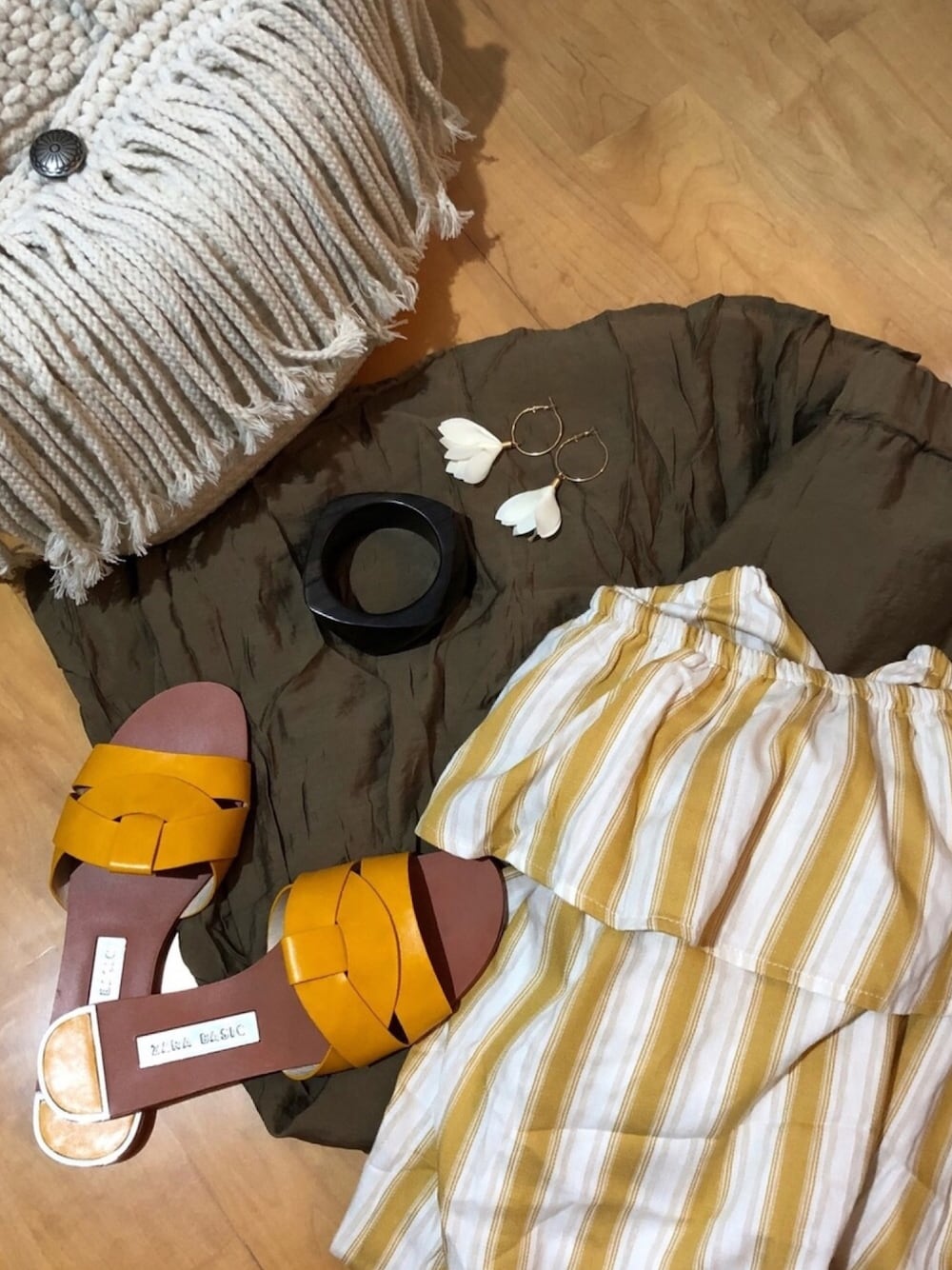 「earthtone、ZARA」｜「no brandのアイテム（かごバッグ、ベージュ系）」を使った、Yukki Liさん（レディース・158cm）の秋コーディネートの1枚目の写真