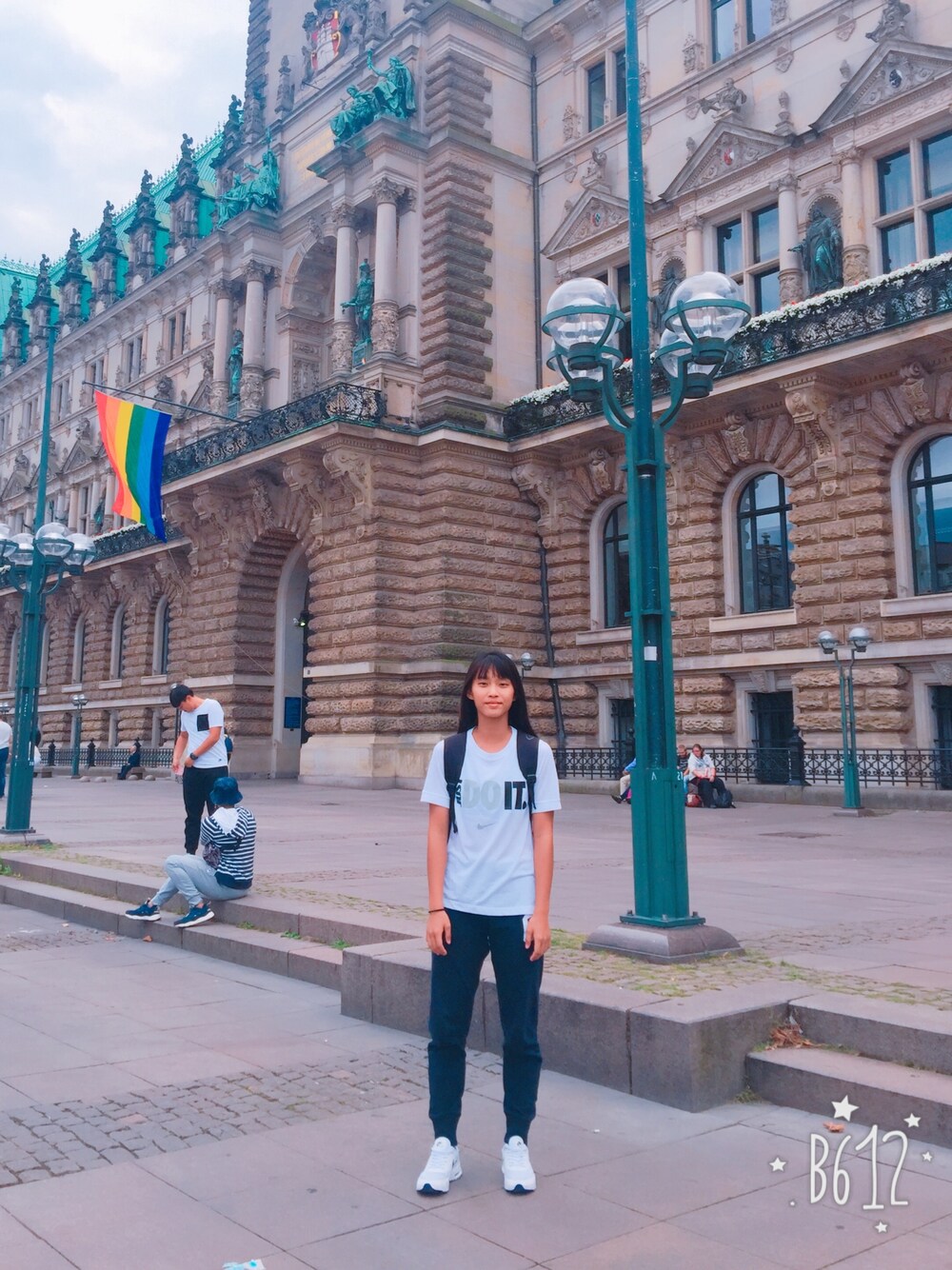 「NIKEのアイテム（Tシャツ/カットソー、ホワイト系）」を使った、Liangchunさん（レディース・164cm）の秋コーディネートの1枚目の写真