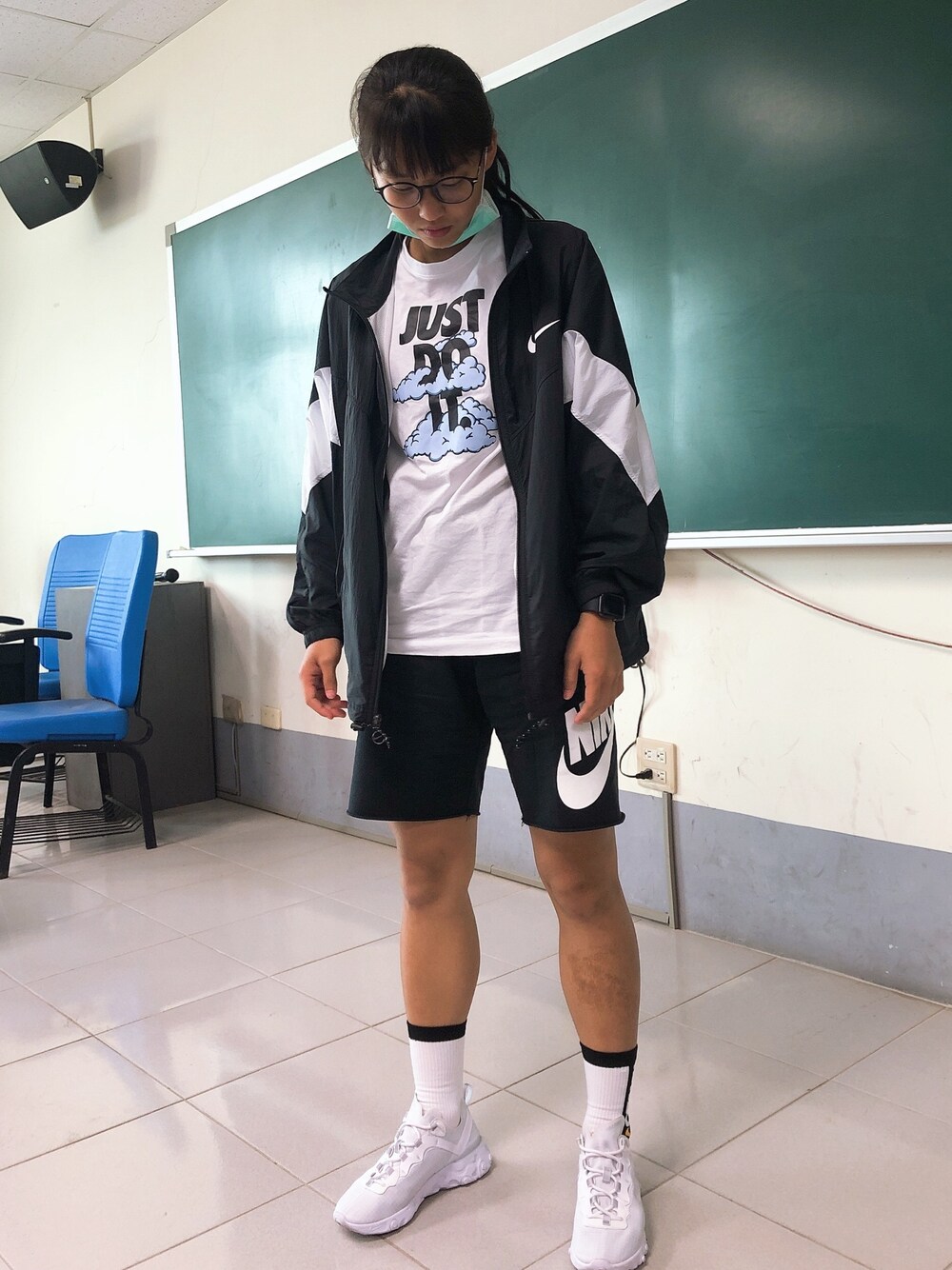 「NIKEのナイキ スポーツウェア アルムニ ジュニア (ボーイズ) ショートパンツ / NIKE（その他パンツ、ブラック系）」を使った、Liangchunさん（レディース・164cm）の春コーディネートの1枚目の写真