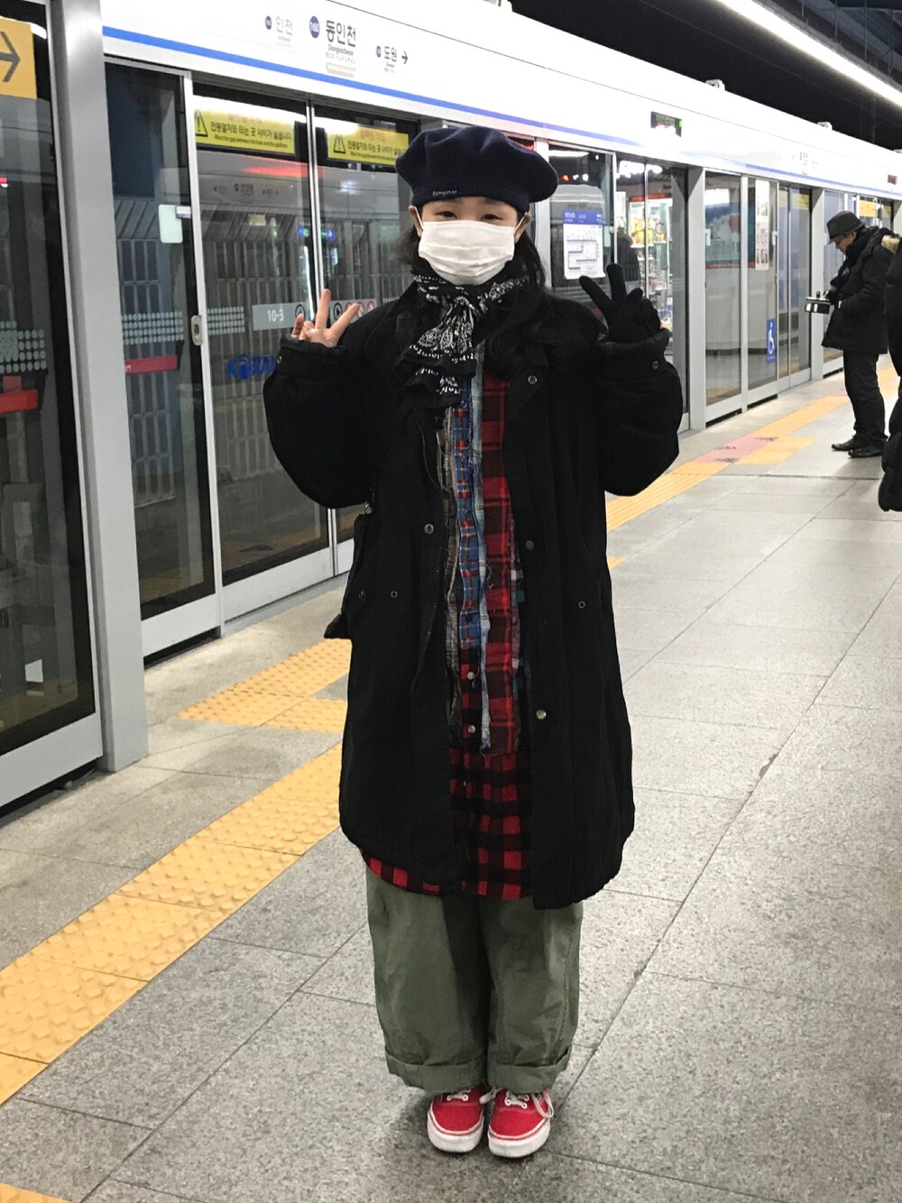 「girl」｜「BEAMS BOYのアイテム（ハンチング/ベレー帽、ブラック系）」を使った、예지さん（レディース・155cm）の春コーディネートの1枚目の写真