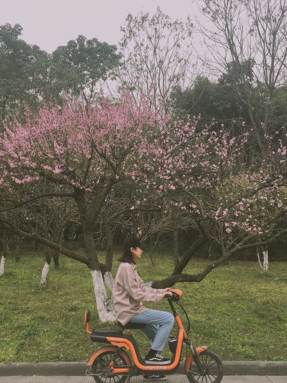 「春アウター、パステル映える春、spring、ZARA、花柄、fashion、春、今日のコーデ」｜「PULL&BEARのアイテム（シャツ/ブラウス、ピンク系）」を使った、穆勒君さん（レディース・175cm）の春コーディネートの1枚目の写真
