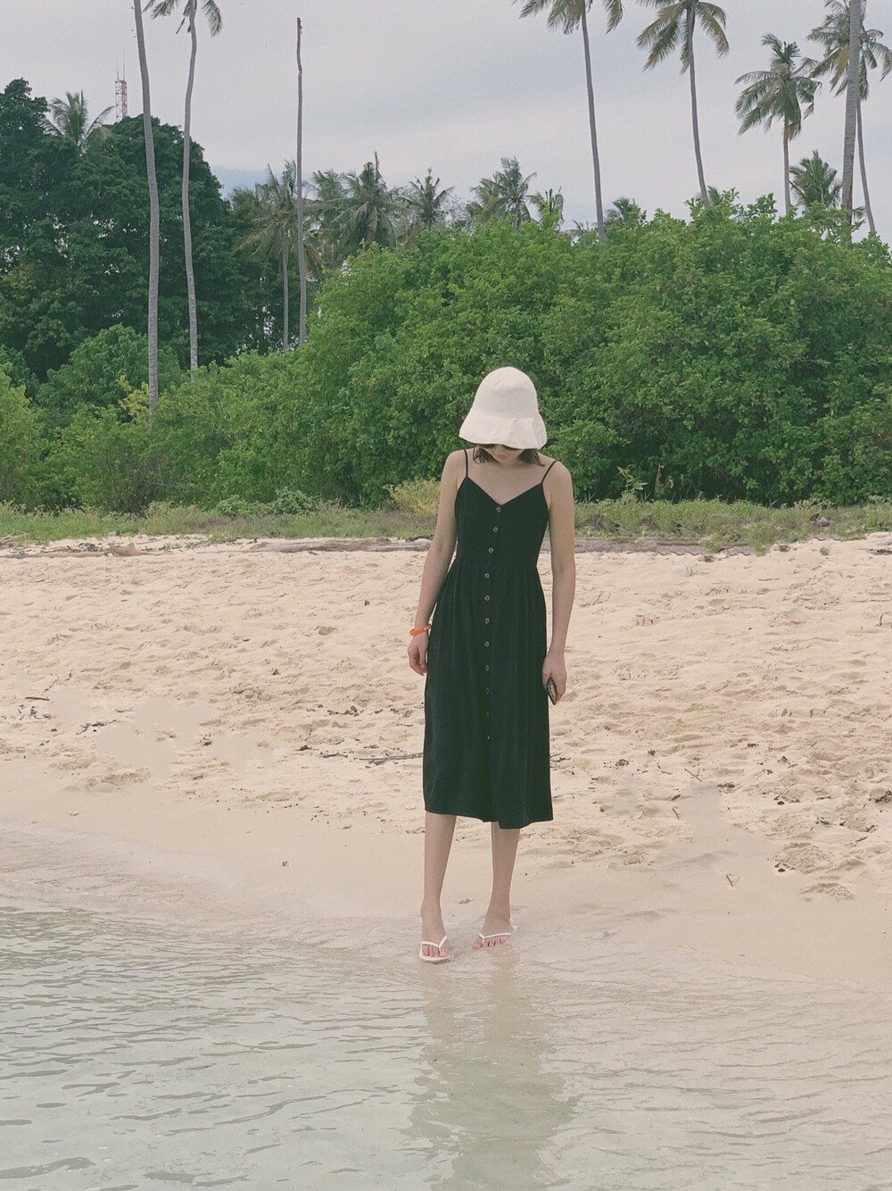 「春、初夏、夏コーデ」｜「H&Mのアイテム（ワンピース、ブラック系）」を使った、穆勒君さん（レディース・175cm）の春コーディネートの1枚目の写真