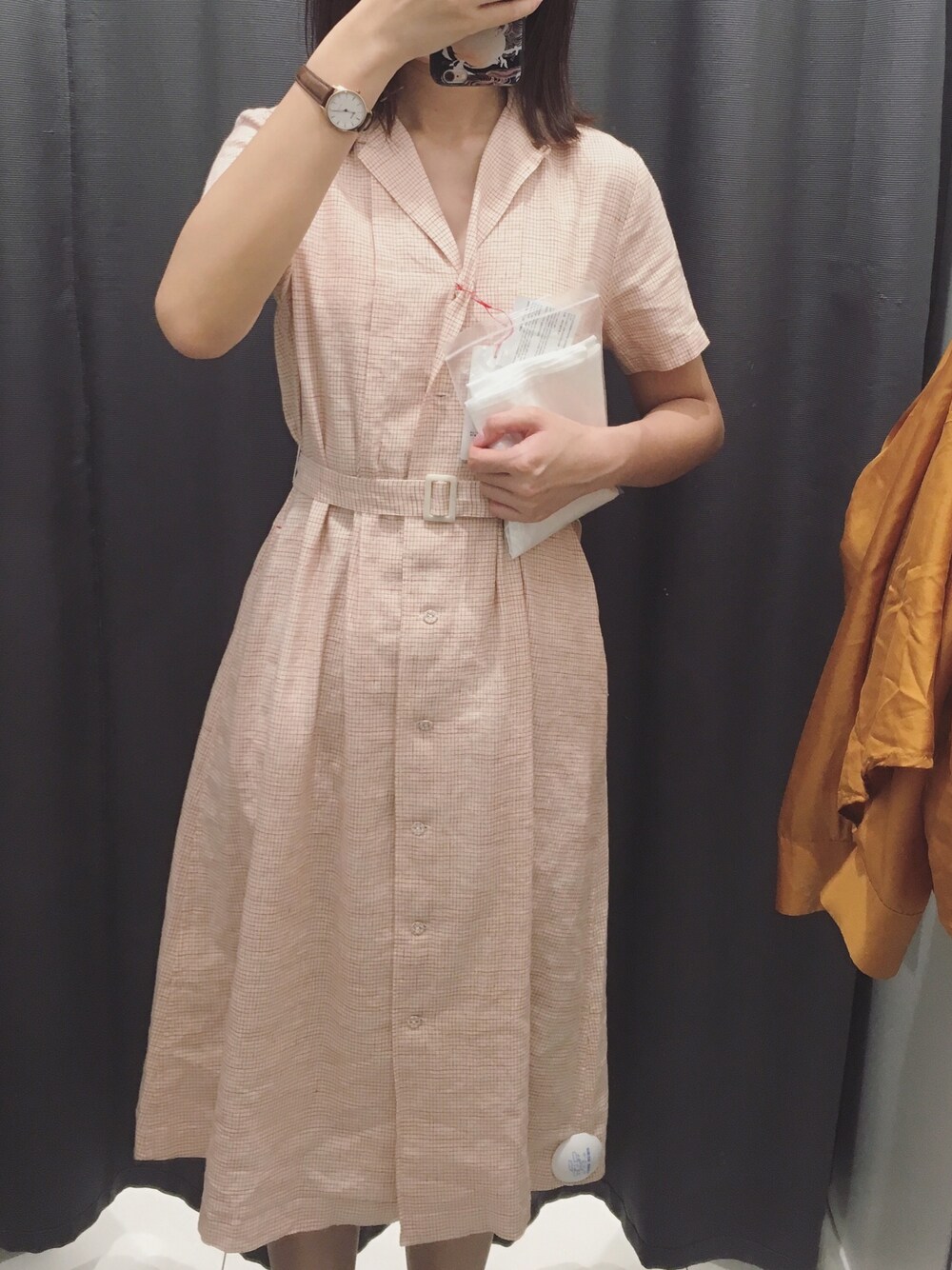 「夏、日系休闲、日系极简、连衣裙、ootd」｜「UNIQLOのアイテム（シャツワンピース、オレンジ系）」を使った、穆勒君さん（レディース・175cm）の春コーディネートの1枚目の写真