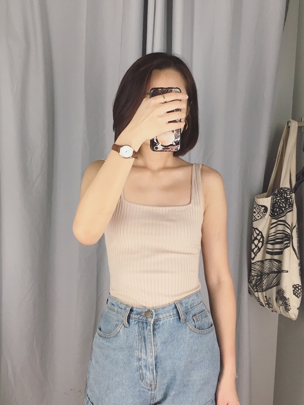 「ootd、夏、休闲、日系极简、牛仔裤、基础款」｜「H&Mのアイテム（キャミソール、ベージュ系）」を使った、穆勒君さん（レディース・175cm）の夏コーディネートの1枚目の写真