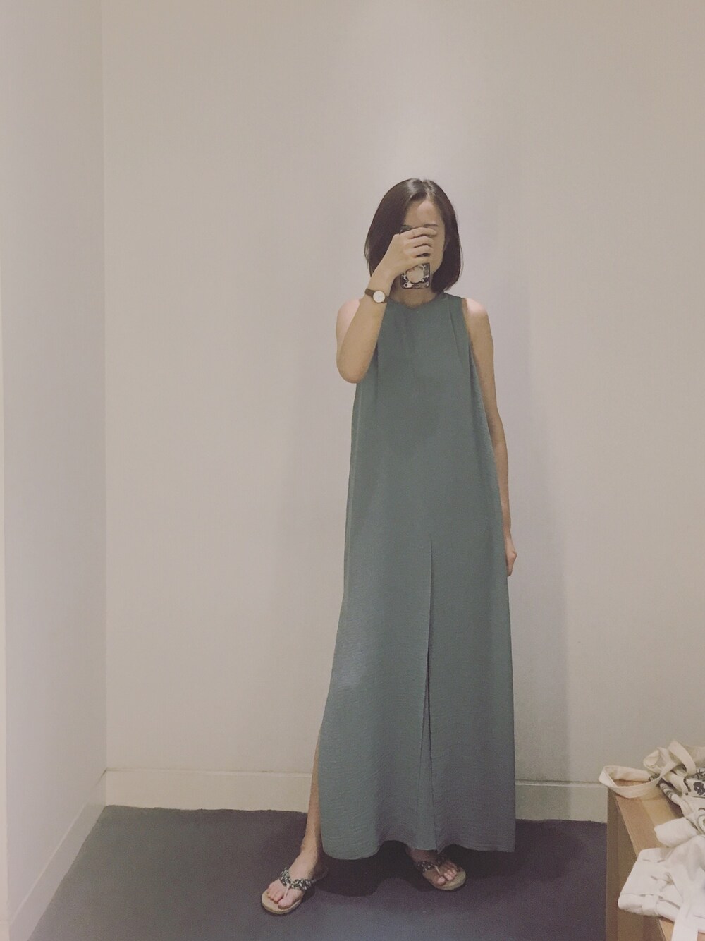 「ootd、夏、休闲、日系极简、连衣裙、女人味、基础款」｜「COSのアイテム（ワンピース、ブルー系）」を使った、穆勒君さん（レディース・175cm）の夏コーディネートの1枚目の写真
