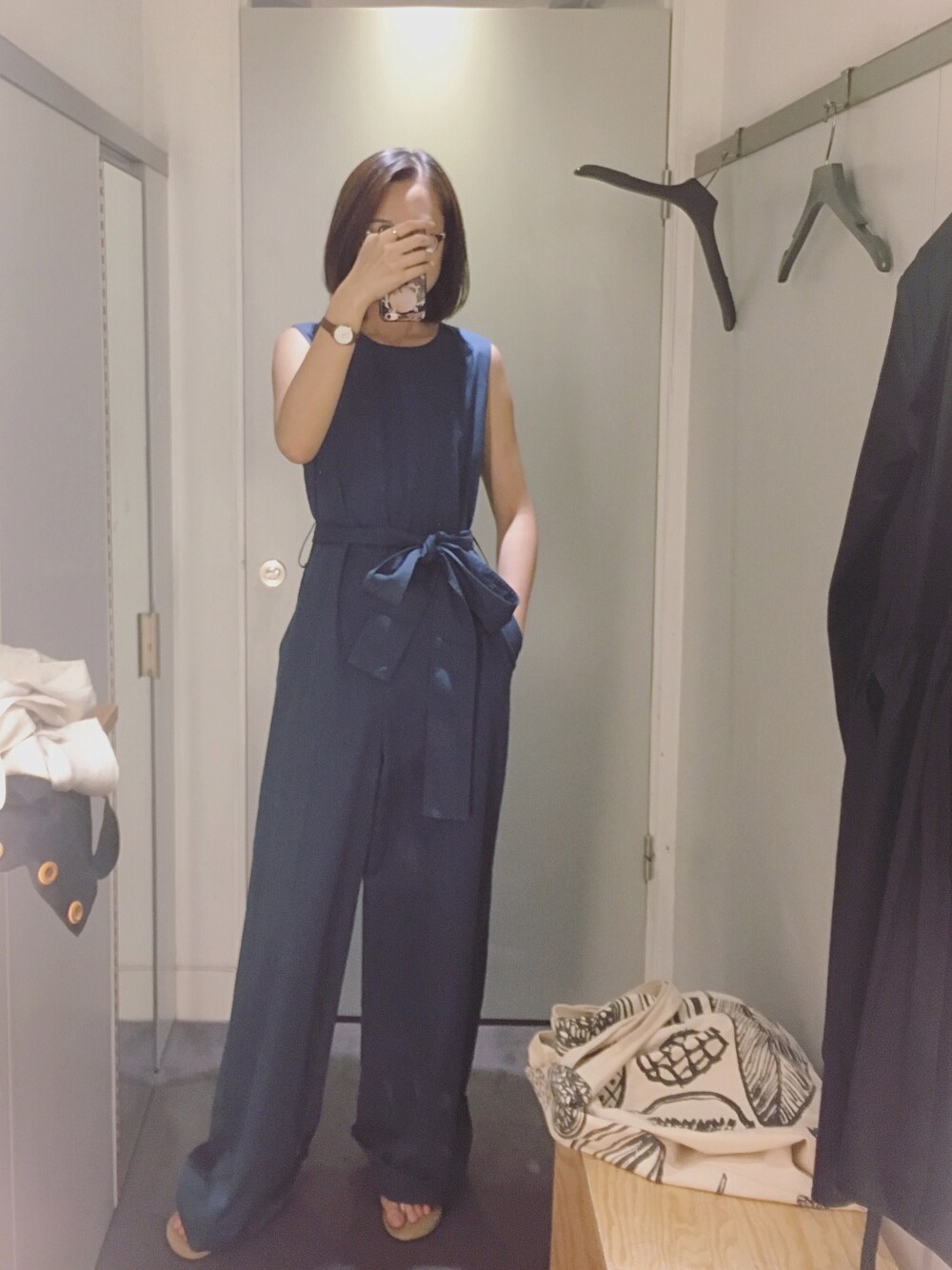 「ootd、夏、休闲、日系极简、oversize、基础款、工装裤、通勤穿搭」｜「COSのアイテム（つなぎ/オールインワン、ブルー系）」を使った、穆勒君さん（レディース・175cm）の夏コーディネートの1枚目の写真