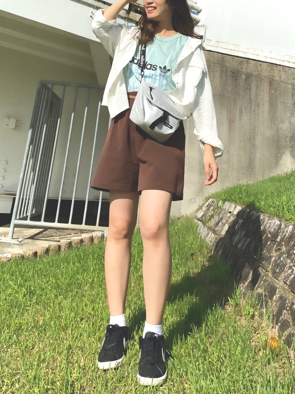 「moitytto、秋のコーデ、秋服、ブラウンコーデ、スニーカー、スポーティ、スポーツ観戦、adidas、カジュアル、ラブアンドピース2020」｜「adidasのR.Y.V. グラフィック Tシャツ / アディダスオリジナルス（Tシャツ/カットソー、グリーン系）」を使った、加藤彩乃さん（レディース・157cm）の秋コーディネートの1枚目の写真
