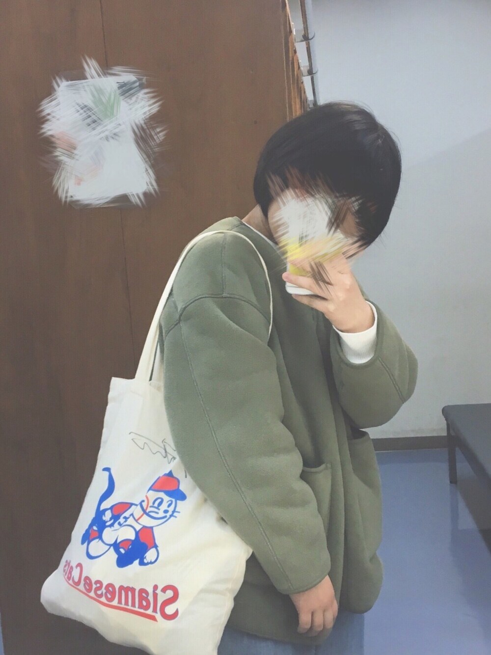 ホワイト系のブルゾン、ベージュ系のトートバッグ、ホワイト系のニット/セーターを着用したレディースの冬コーディネートの1枚目の写真