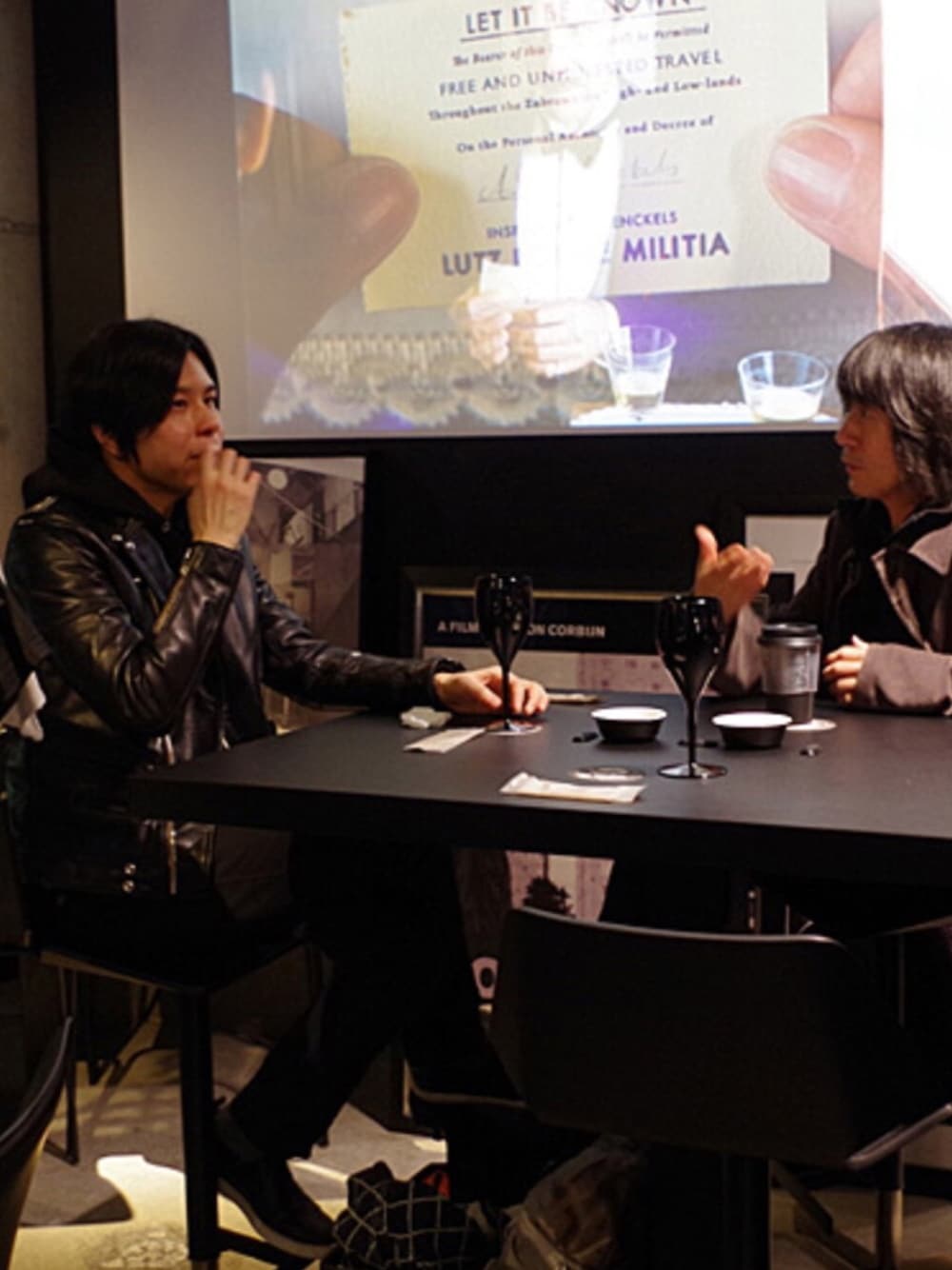 その他のステンカラーコート、ブラック系のライダースジャケット、その他のパーカーを着用したメンズの春コーディネートの1枚目の写真