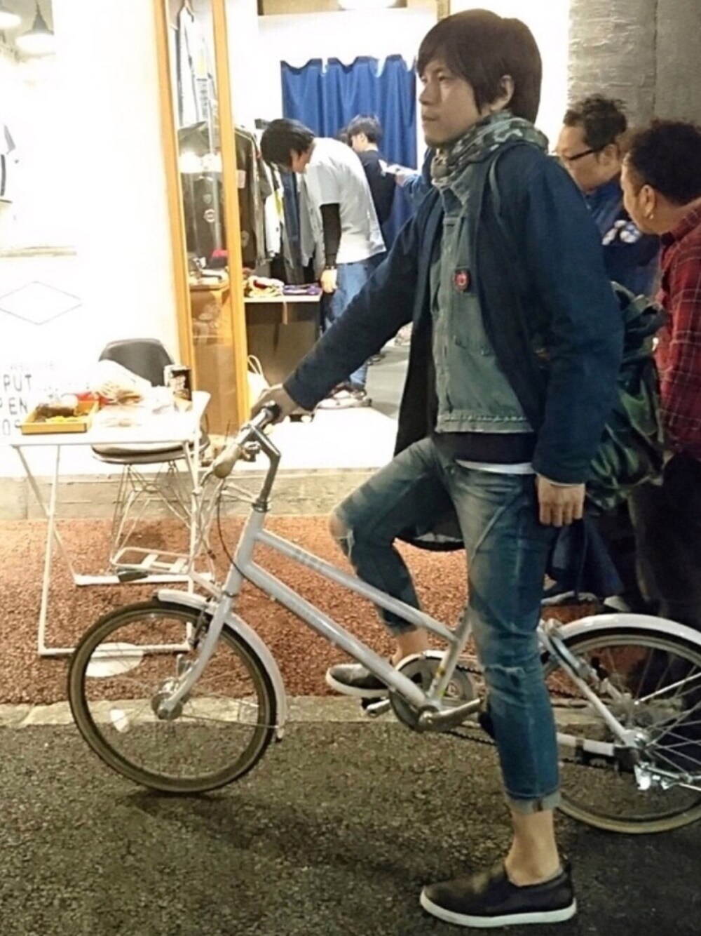 ブルー系のデニムジャケット、その他のTシャツ/カットソー、グリーン系のショルダーバッグを着用したメンズの春コーディネートの1枚目の写真