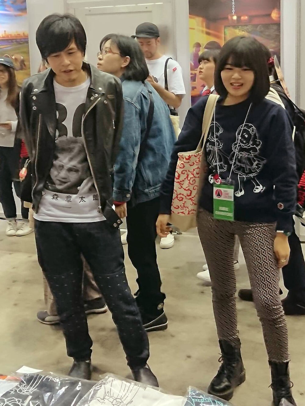 ブラック系のライダースジャケット、その他のTシャツ/カットソー、ブルー系のデニムパンツを着用したレディースの春コーディネートの1枚目の写真