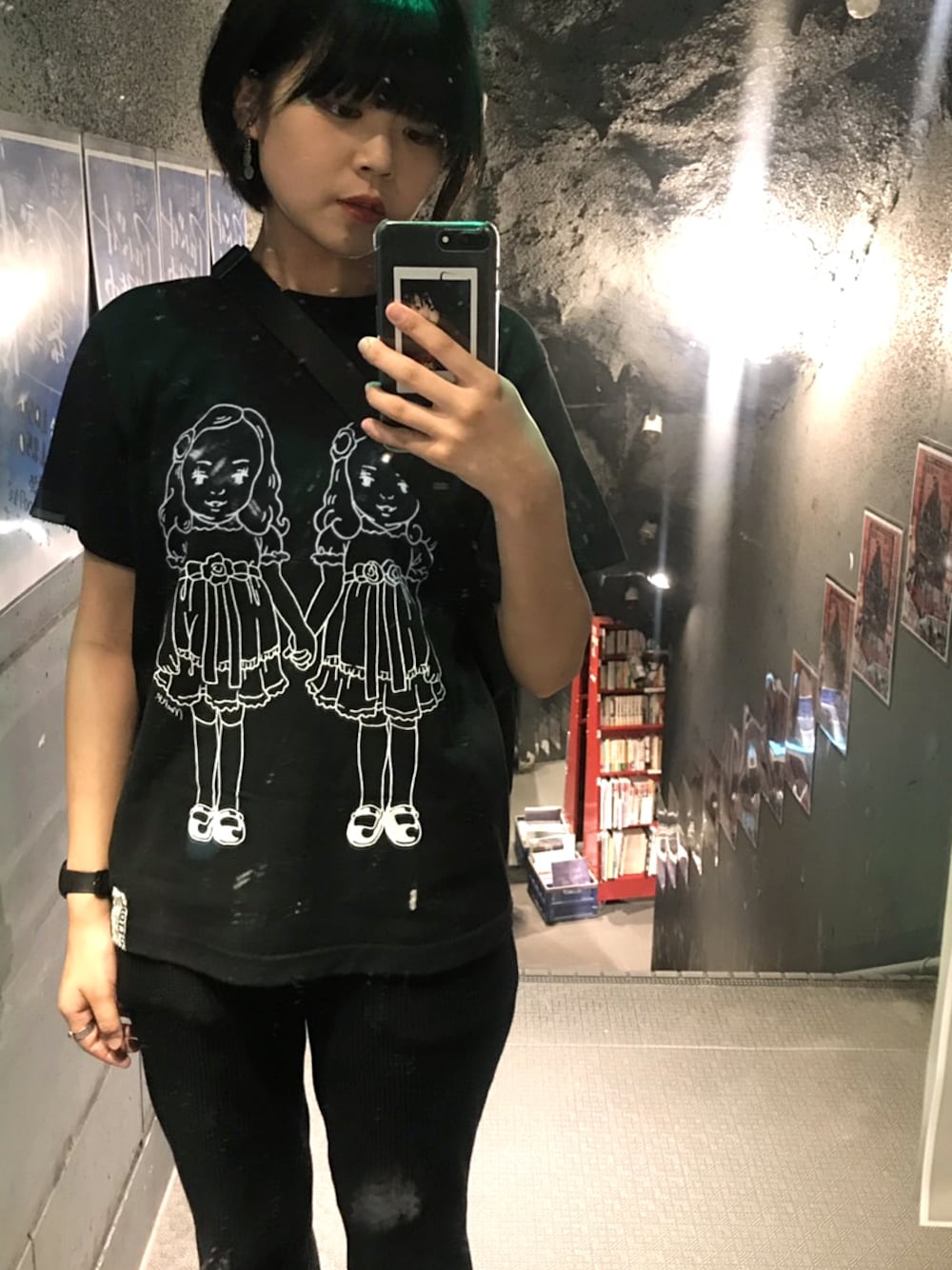「Dr.Martens、CASIO、URBAN RESEARCH、Jetlink、映画Tシャツ、シャイニング」｜「JETLINKのTHE OVERLOOK TWINS T-SHIRTS/Sumi Black（Tシャツ/カットソー、その他）」を使った、jetlinkさん（レディース・159cm）の秋コーディネートの1枚目の写真