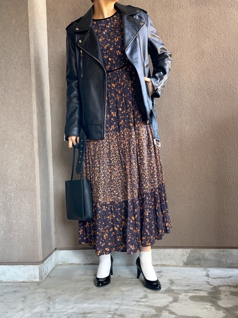 「ライダース、ライタースジャケット、オーバーサイズ、ロングワンピース、花柄ワンピース、ティアードワンピース、白靴下、スクエアバッグ、高身長コーデ」｜「SLOBE IENAのマルチパターンフラワーワンピース◆（ワンピース、ブラック系）」を使った、たむらヘプバーンさん（レディース・168cm）の冬コーディネートの1枚目の写真