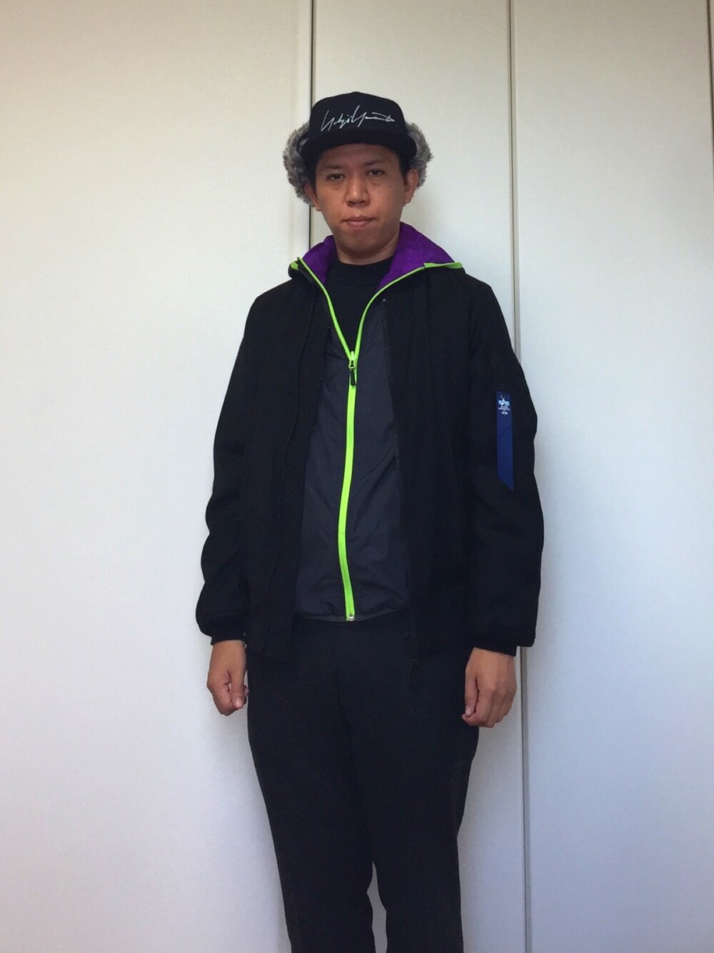 「キャップ、ニューエラ、MA-1」｜「Yohji Yamamoto POUR HOMMEのニューエラのキャップはストリートで人気でずっと気になってたけど、38の私にはなかなか難しいアイテムでしたが、このヨージヤマモトが別注したアイテムはストリートとモードのバランスが素晴らしく、年齢を重ねた私でも被りやすいと思いました。（キャップ、ブルー系）」を使った、mizsyさん（メンズ・172cm）の秋コーディネートの1枚目の写真
