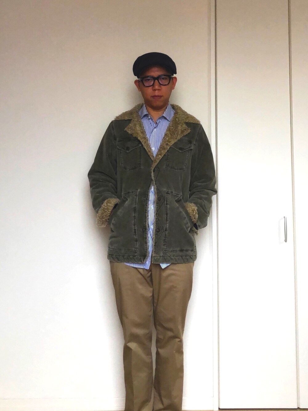 「ボアジャケット、チノパン、ハンチング、めがね、帽子、ストライプ、シャツスタイル」｜「COEURのアイテム（キャスケット、ブルー系）」を使った、mizsyさん（メンズ・172cm）の冬コーディネートの1枚目の写真