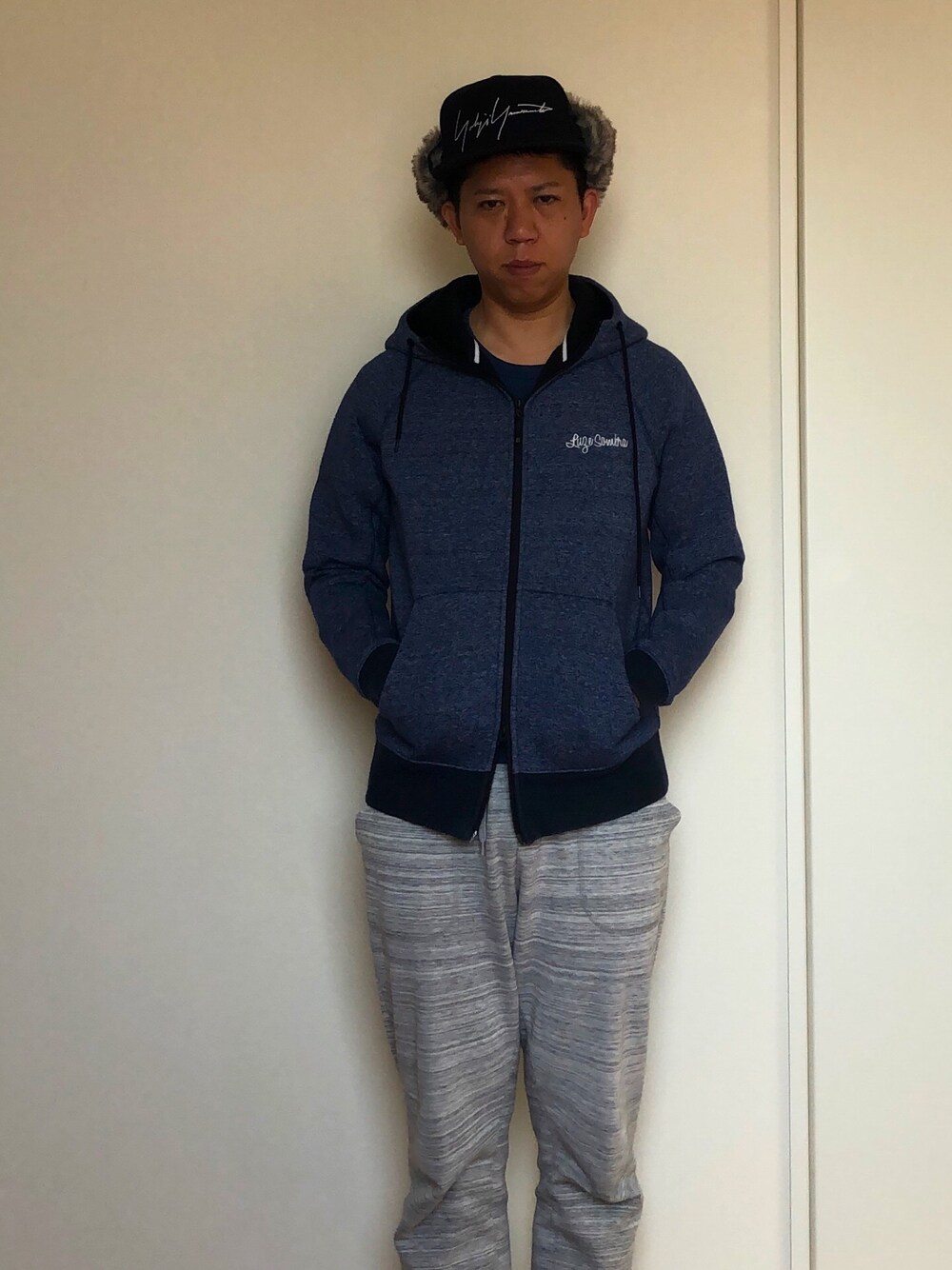 「スウェット、スウェットパンツ、パーカー、キャップ、スポーツミックス」｜「Yohji Yamamoto POUR HOMMEのニューエラのキャップはストリートで人気でずっと気になってたけど、38の私にはなかなか難しいアイテムでしたが、このヨージヤマモトが別注したアイテムはストリートとモードのバランスが素晴らしく、年齢を重ねた私でも被りやすいと思いました。（キャップ、ブルー系）」を使った、mizsyさん（メンズ・172cm）の春コーディネートの1枚目の写真