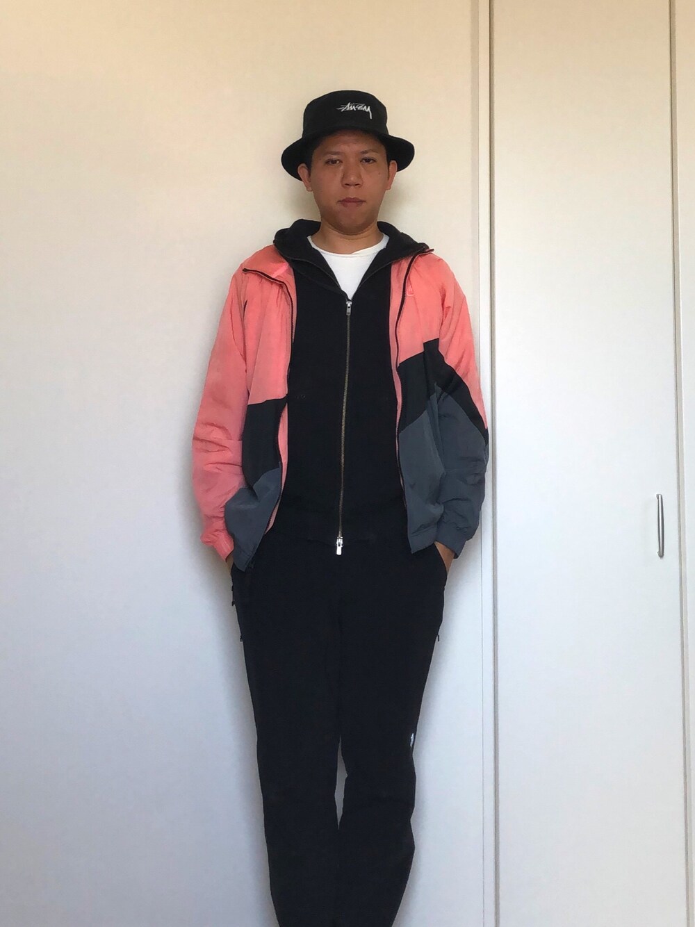 「ハット、ナイロンジャケット、黒、スポーツミックス、アウトドア、レイヤードスタイル」｜「STUSSYのアイテム（ハット、ブラック系）」を使った、mizsyさん（メンズ・172cm）の春コーディネートの1枚目の写真