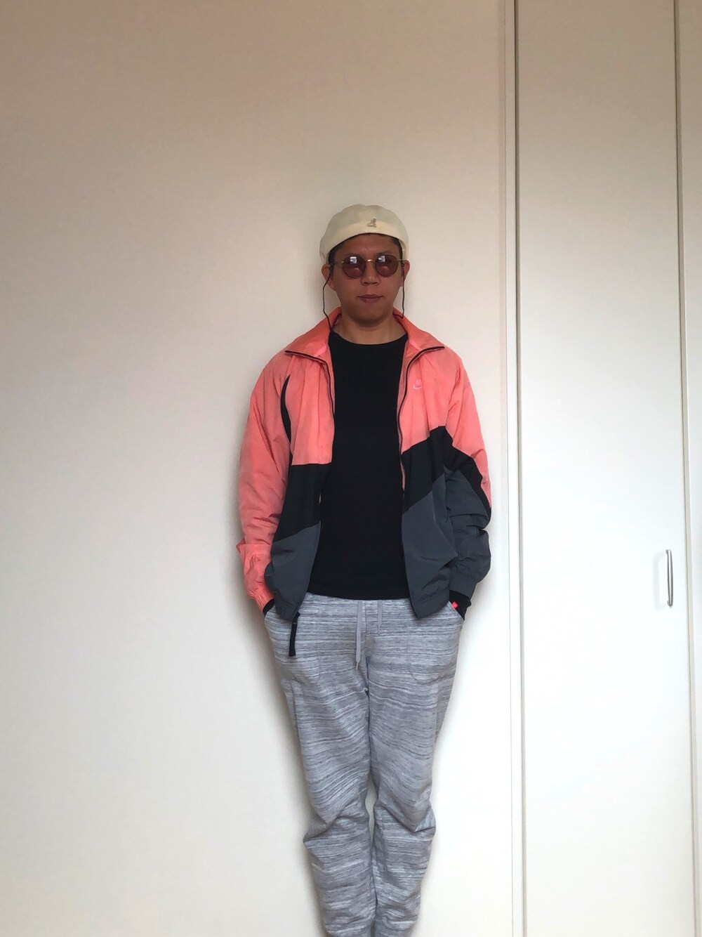 「帽子、サングラス、ナイロンジャケット、スウェット、スウェットパンツ、ラクチンコーデ」｜「KANGOLのアイテム（ハンチング/ベレー帽、ホワイト系）」を使った、mizsyさん（メンズ・172cm）の春コーディネートの1枚目の写真