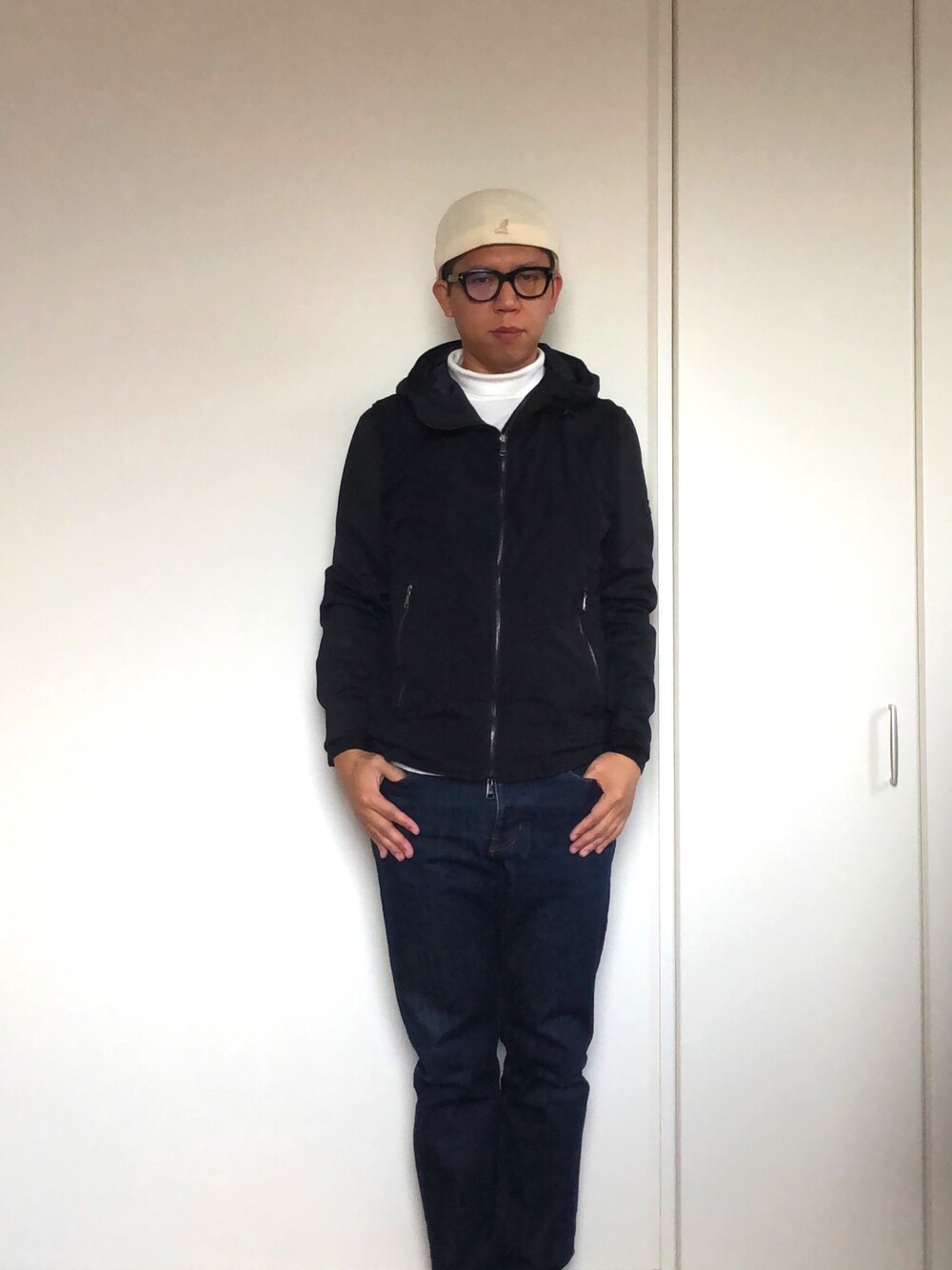 「春アウター、シンプルコーデ、スポーツミックス、デニム、帽子、めがね」｜「KANGOLのアイテム（ハンチング/ベレー帽、ホワイト系）」を使った、mizsyさん（メンズ・172cm）の春コーディネートの1枚目の写真