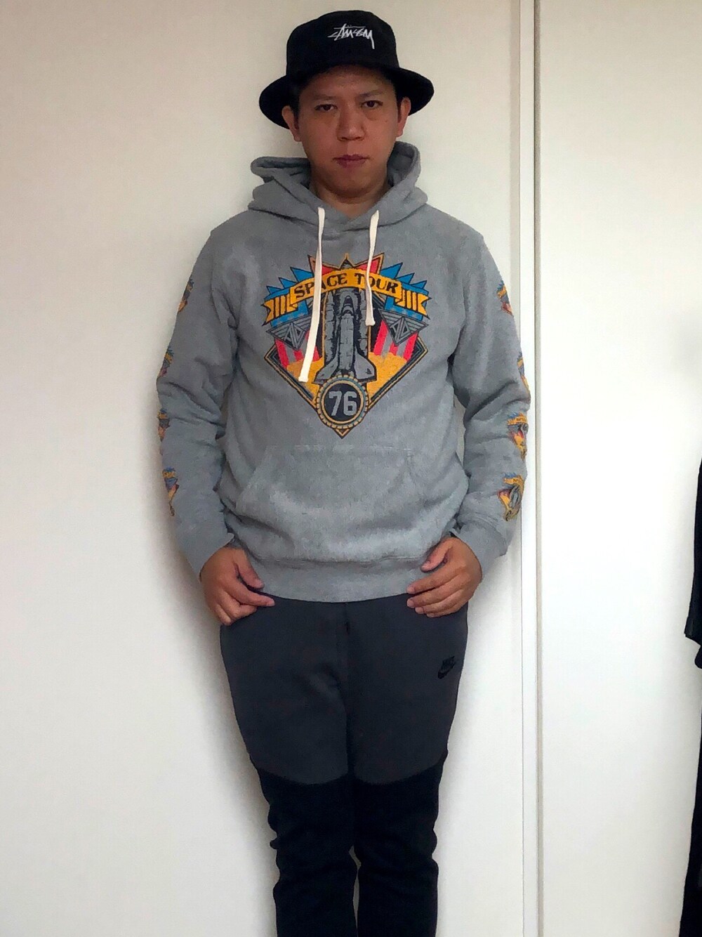「ハット、スウェット、パーカー、スポーツミックス」｜「STUSSYのアイテム（ハット、ブラック系）」を使った、mizsyさん（メンズ・172cm）の春コーディネートの1枚目の写真