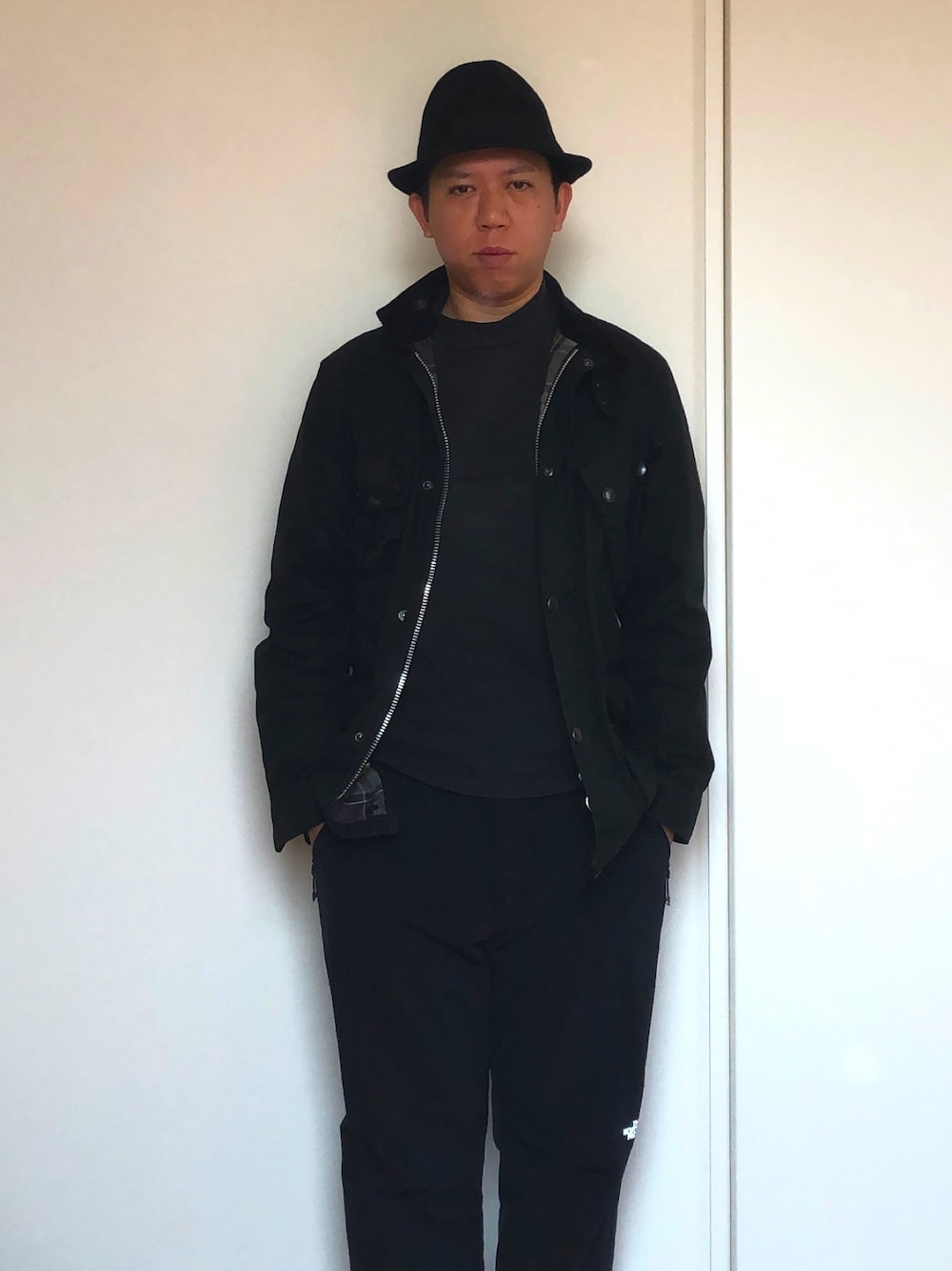 「黒、ハット、バブアー」｜「BEAMSのアイテム（ハット、ブラック系）」を使った、mizsyさん（メンズ・172cm）の春コーディネートの1枚目の写真